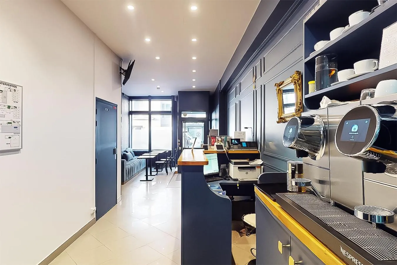 Communal lounge/ TV room in Hôtel de Ménilmontant