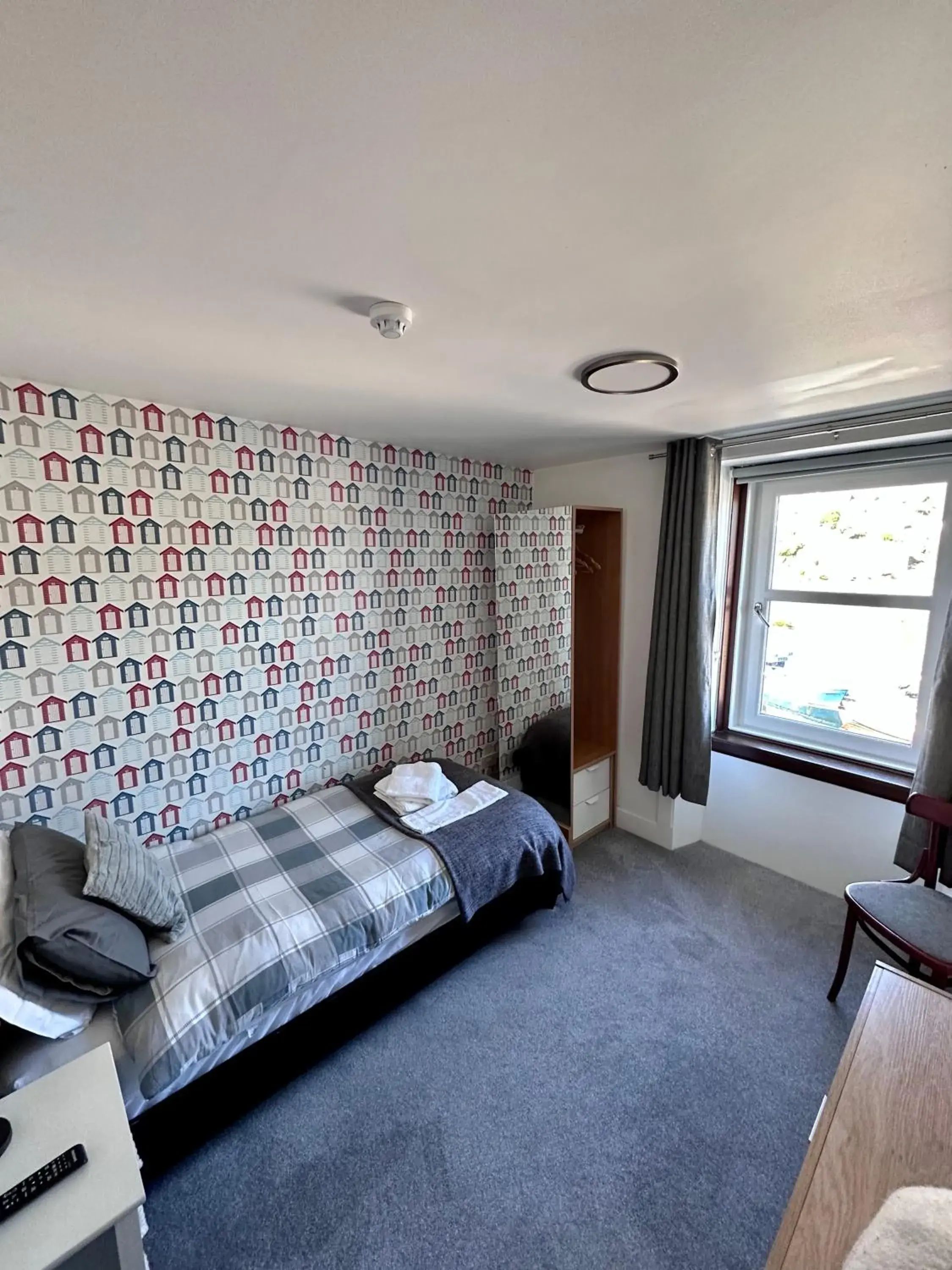 Single Room with Shared Bathroom - single occupancy in Islay Frigate Hotel Single Room with Shared Bathroom - single occupancy in Islay Frigate Hotel