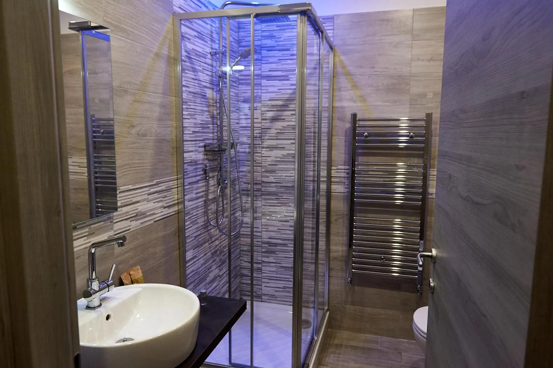 Shower in Napoli Regina