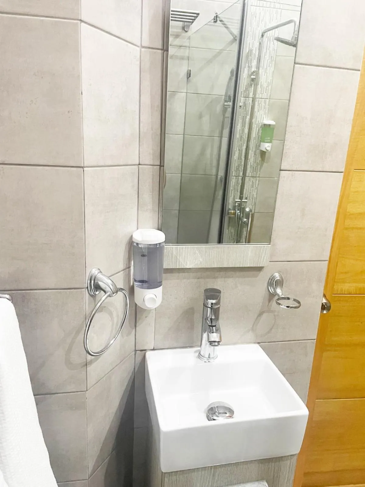 Shower in City Caribbean Hotel Boutique