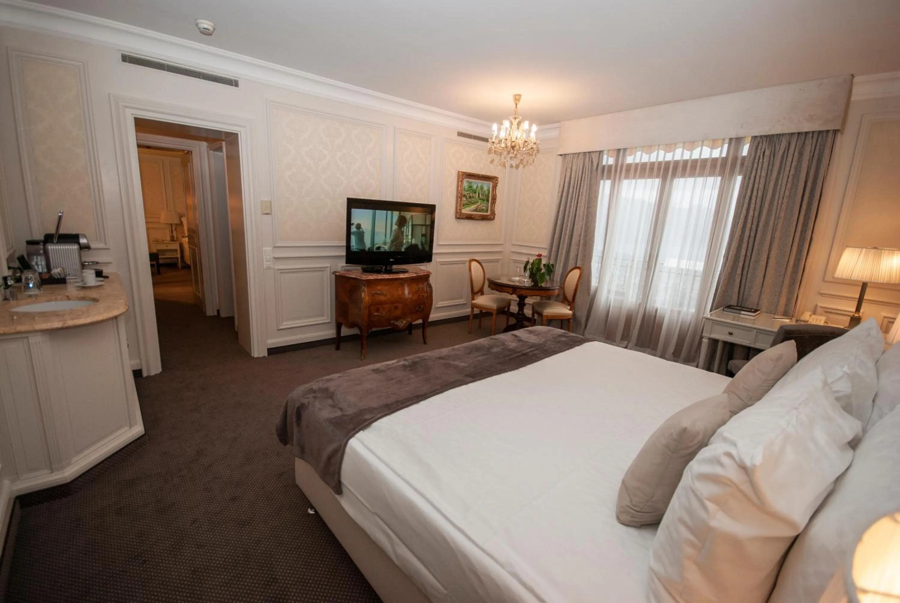 Bed in Le Mirador Resort & Spa