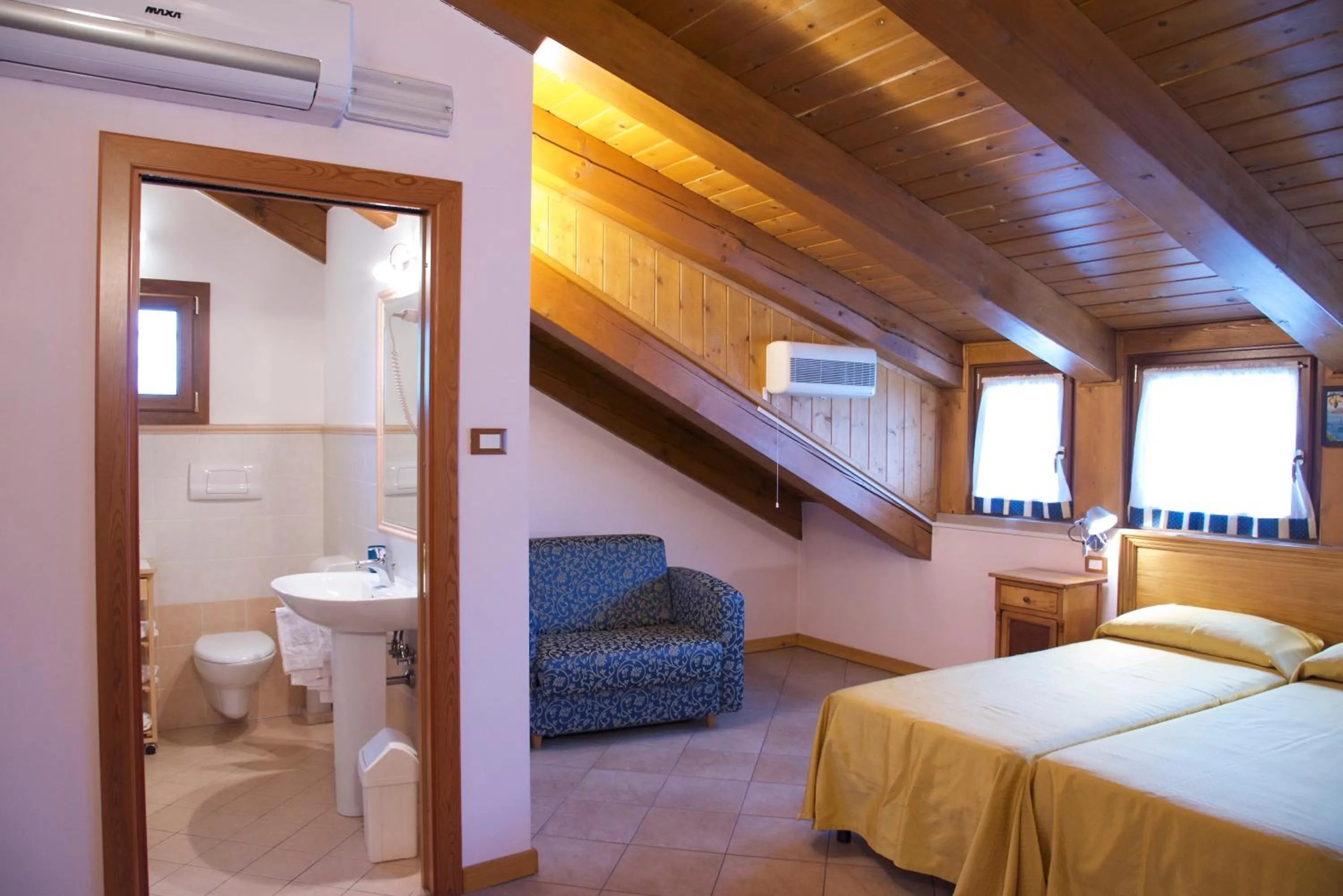 Bathroom, Bed in Hotel Casanova