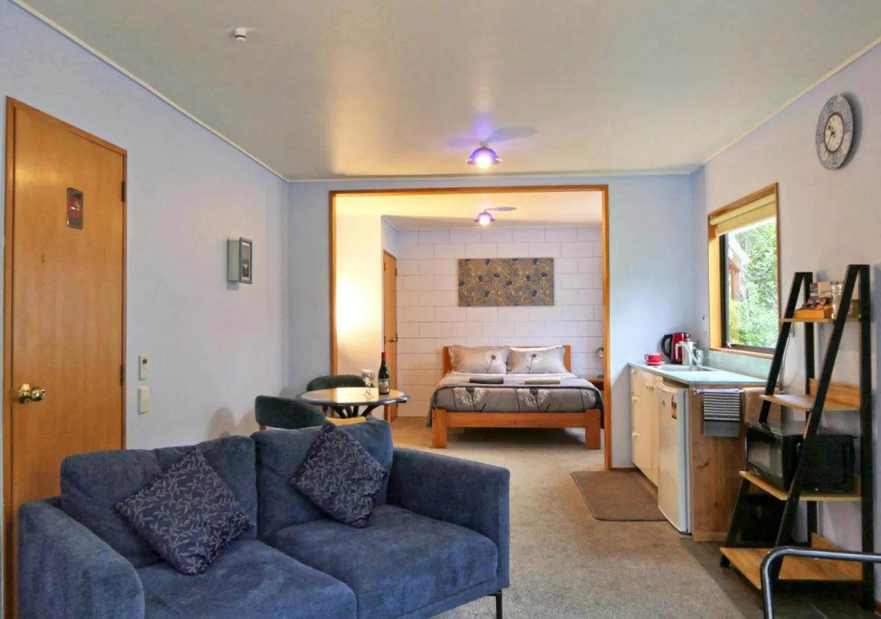 Kitchen or kitchenette, Bed in Queenstown Holiday Park Creeksyde