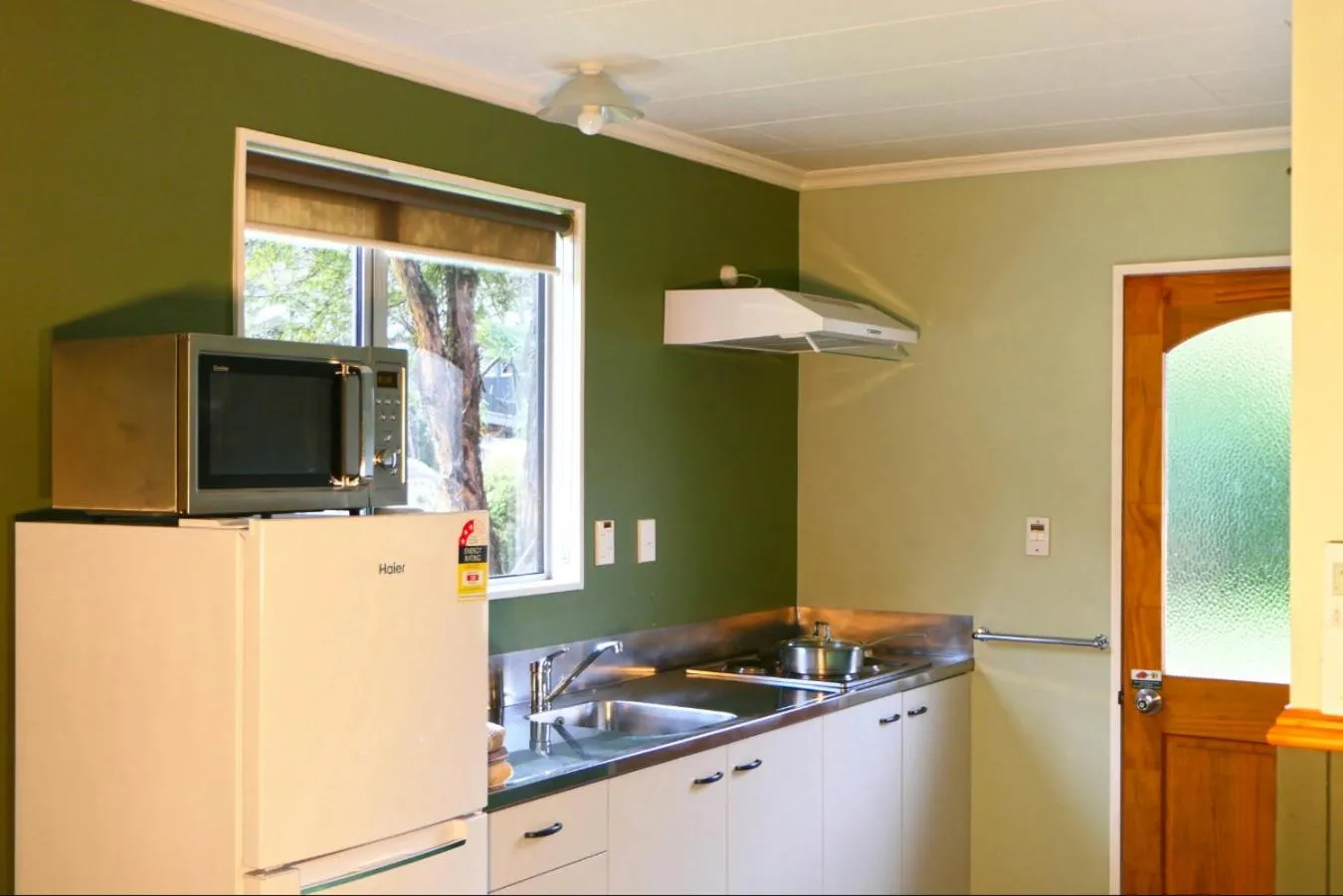 Kitchen or kitchenette in Queenstown Holiday Park Creeksyde