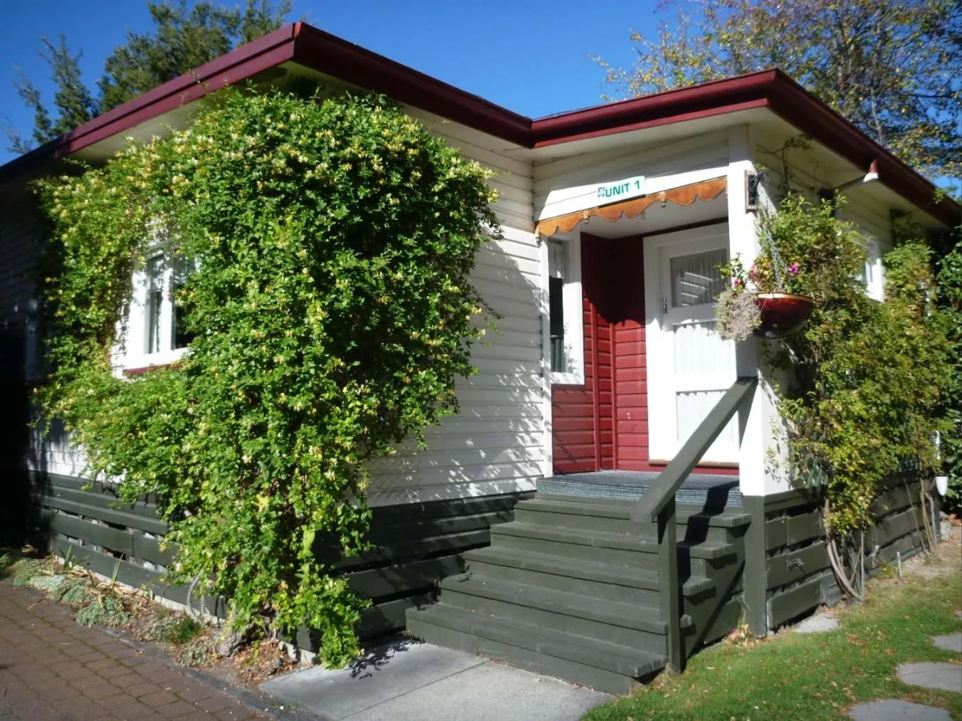 Property building in Queenstown Holiday Park Creeksyde