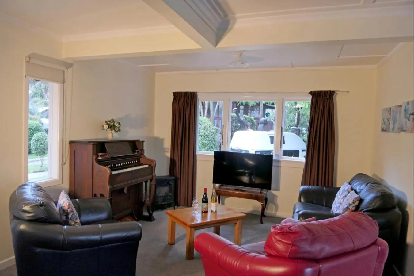 Living room in Queenstown Holiday Park Creeksyde