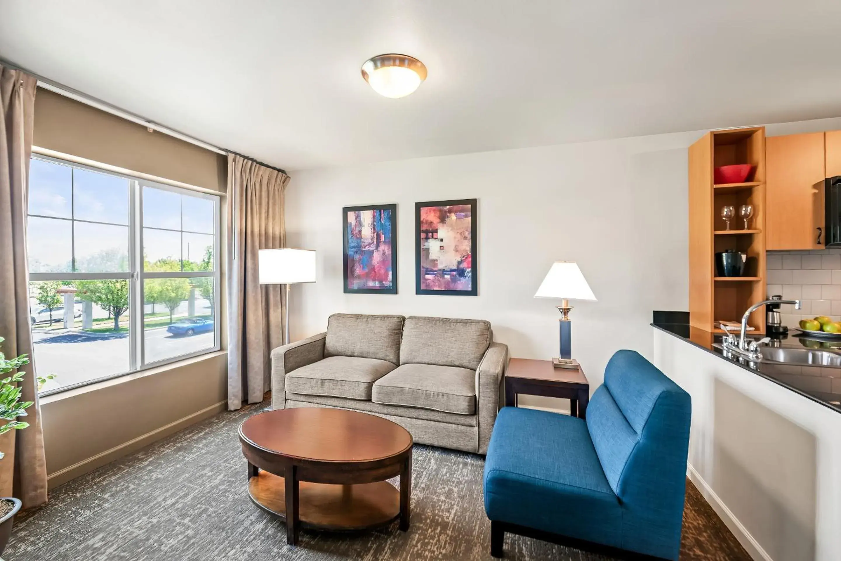 Executive Suite in Ledgestone Suites Hotel Yakima Executive Suite in Ledgestone Suites Hotel Yakima