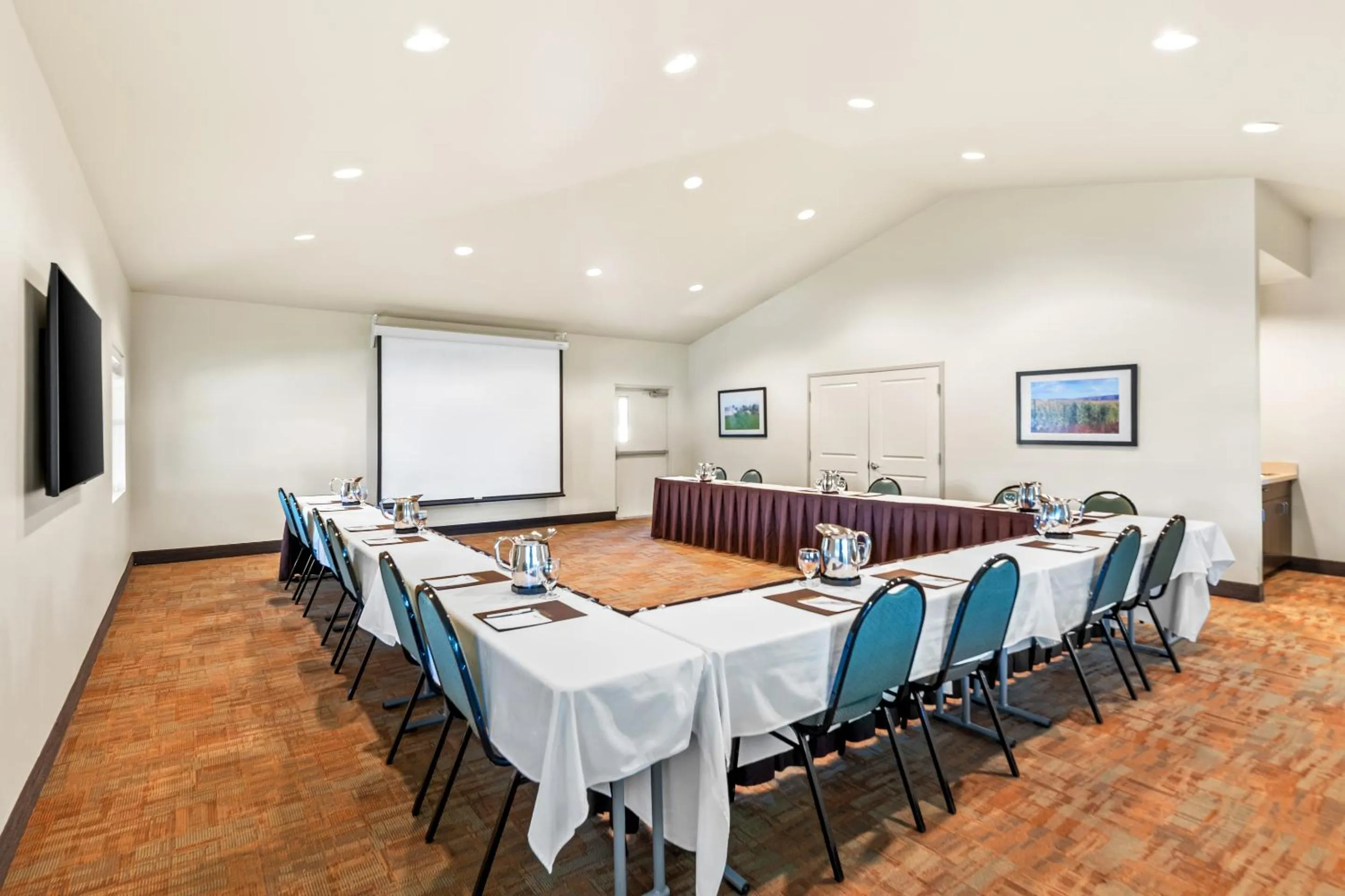 Meeting/conference room in Ledgestone Suites Hotel Yakima