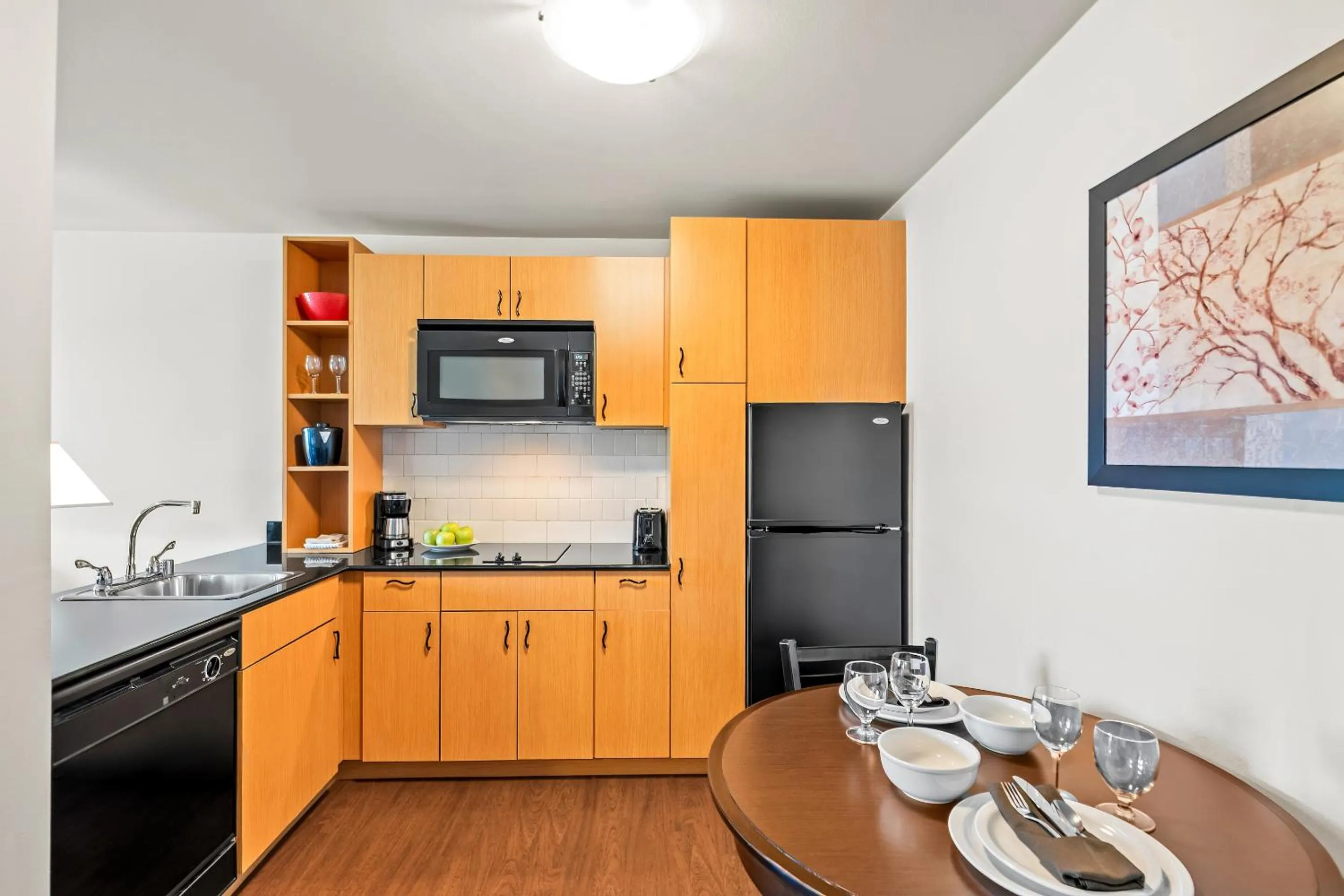 Kitchen or kitchenette in Ledgestone Suites Hotel Yakima