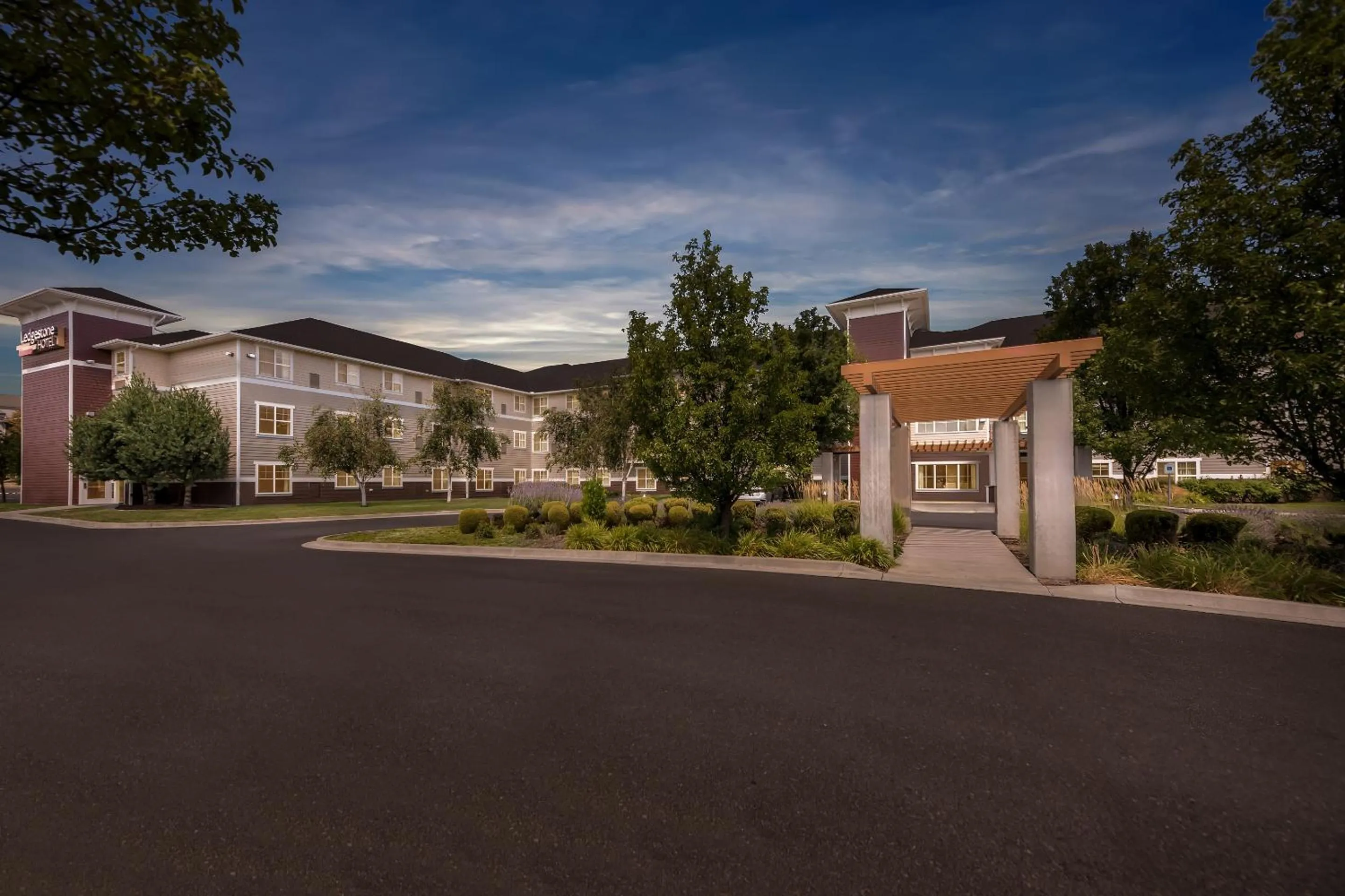 Property building in Ledgestone Suites Hotel Yakima