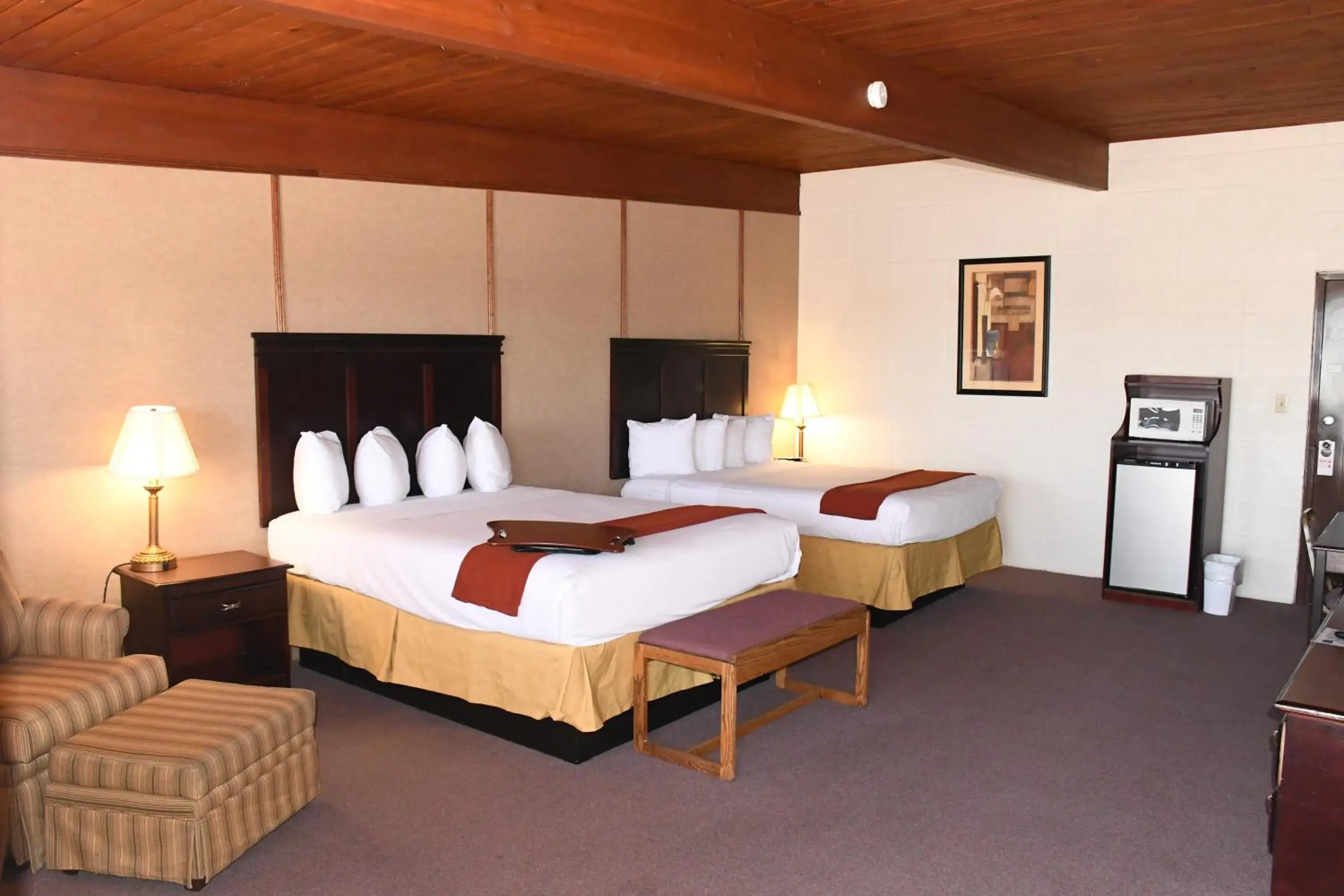 Deluxe Queen Room in Prairie Inn Deluxe Queen Room in Prairie Inn