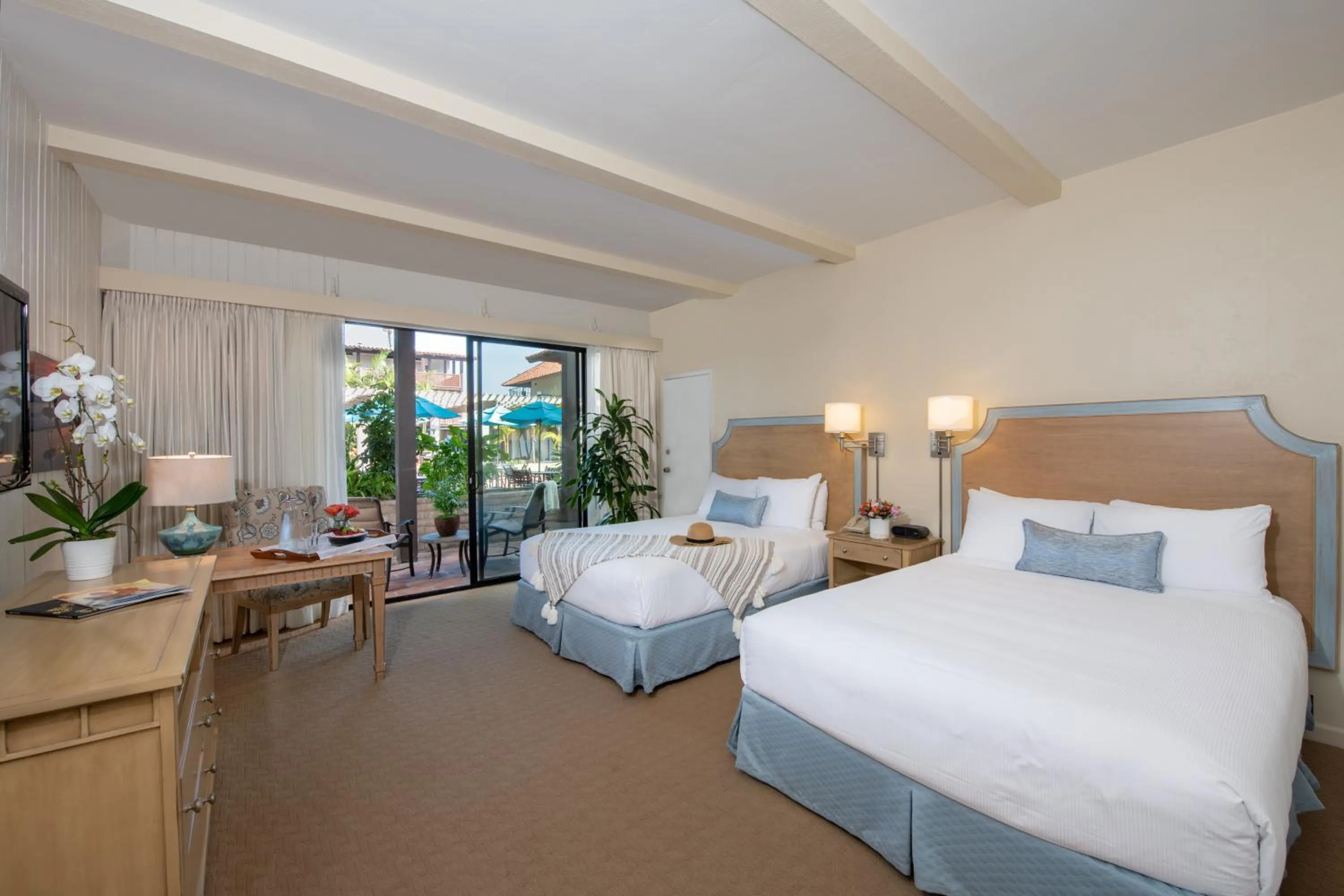 Bed in La Jolla Shores Hotel