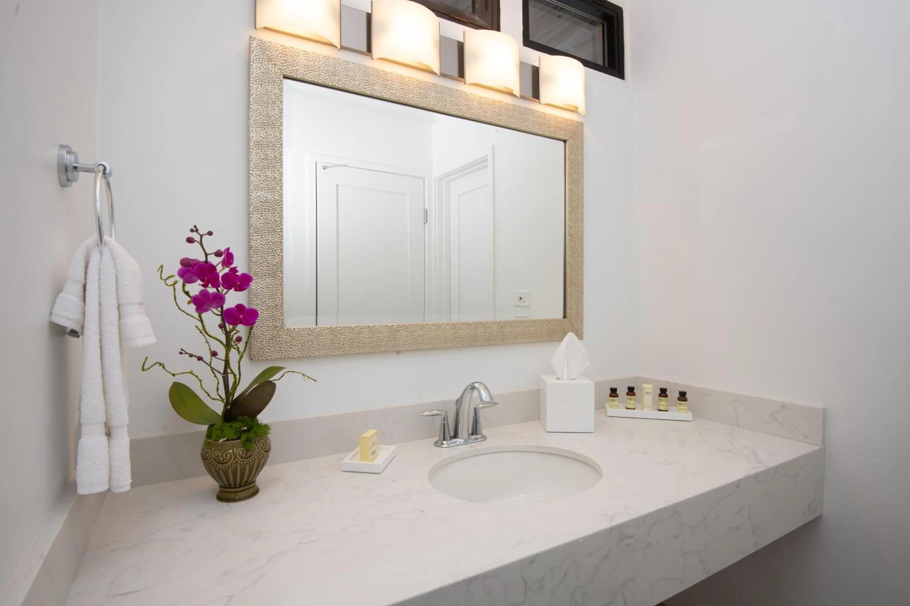 Bathroom in La Jolla Shores Hotel