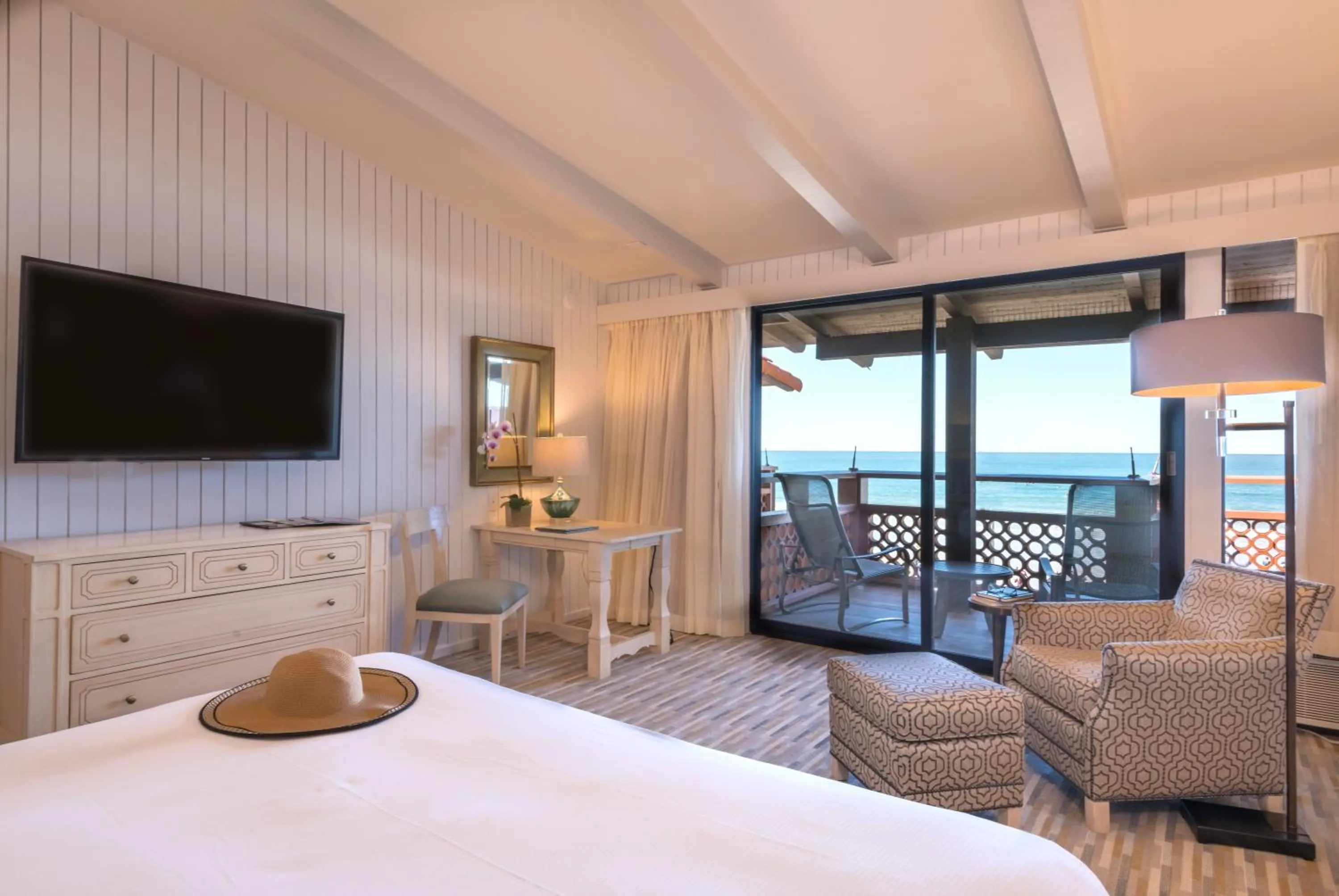 View (from property/room), Bed in La Jolla Shores Hotel