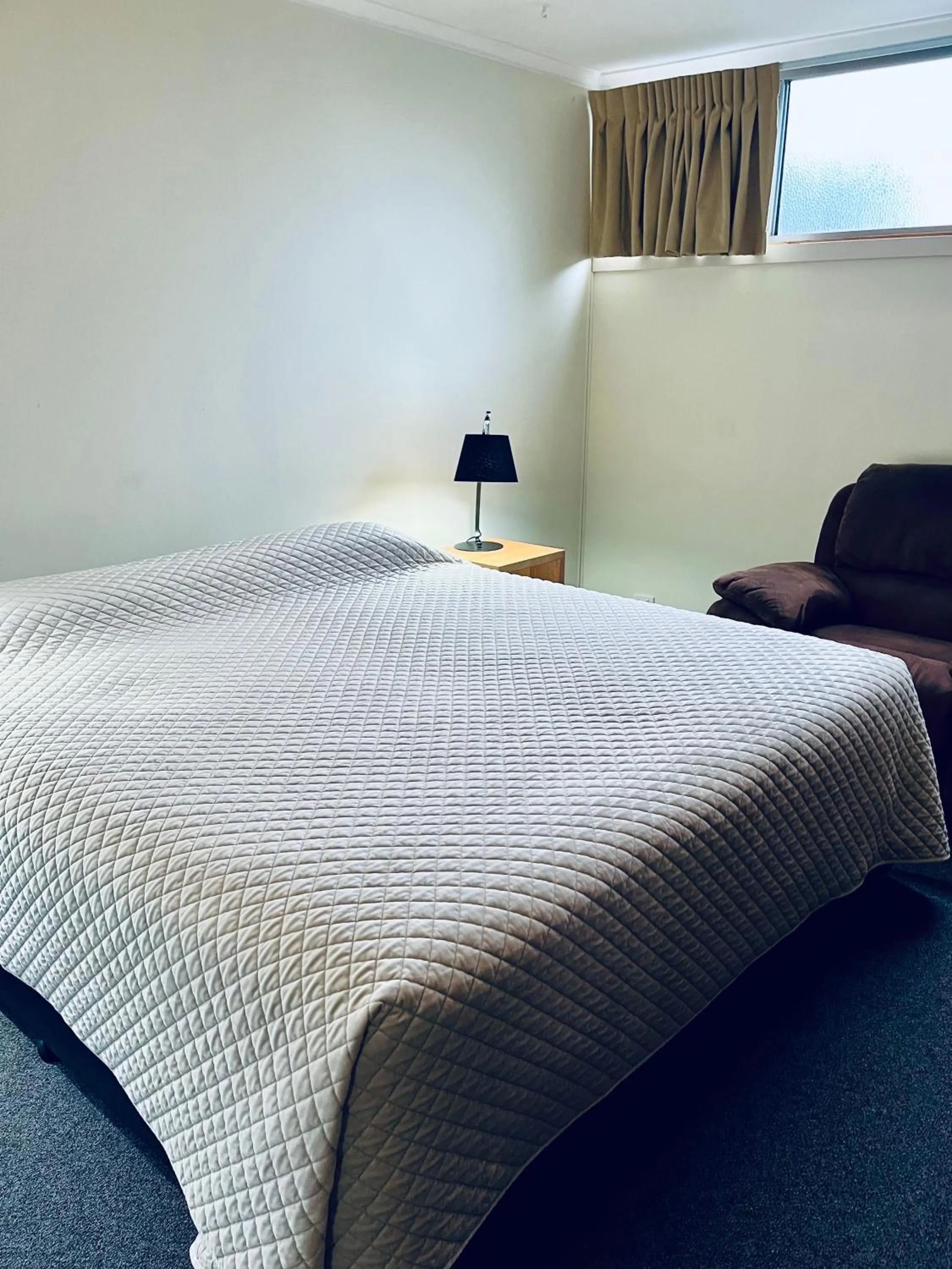 Bed in Heemskirk Motor Hotel