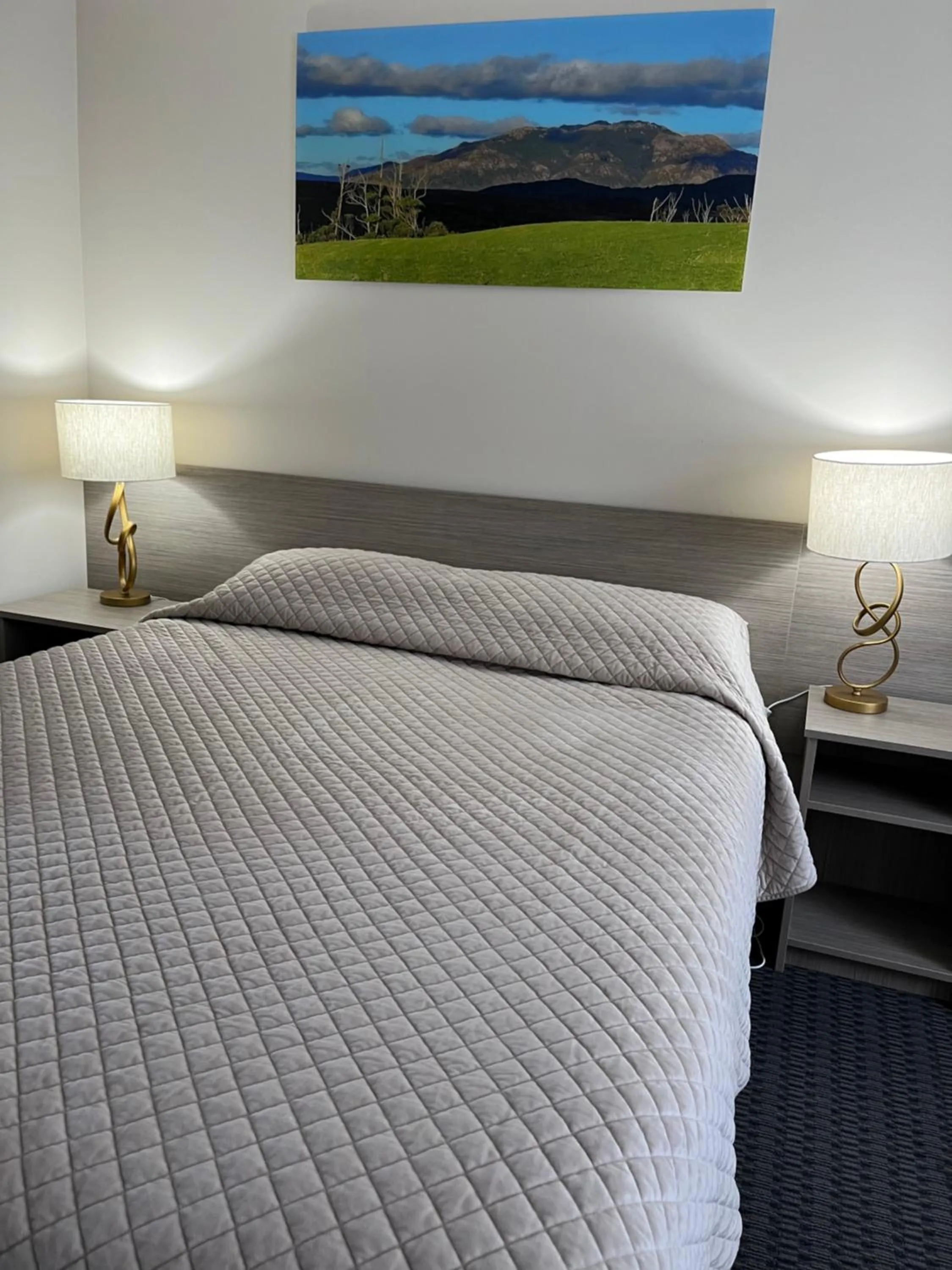 Bed in Heemskirk Motor Hotel