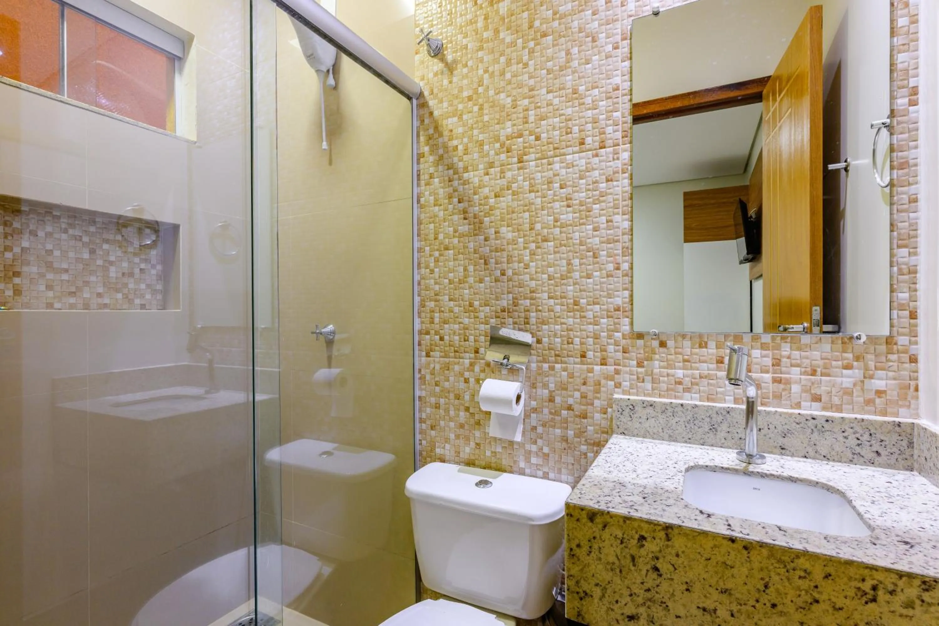 Bathroom in OYO Tropical Confort Hotel, Brasilia