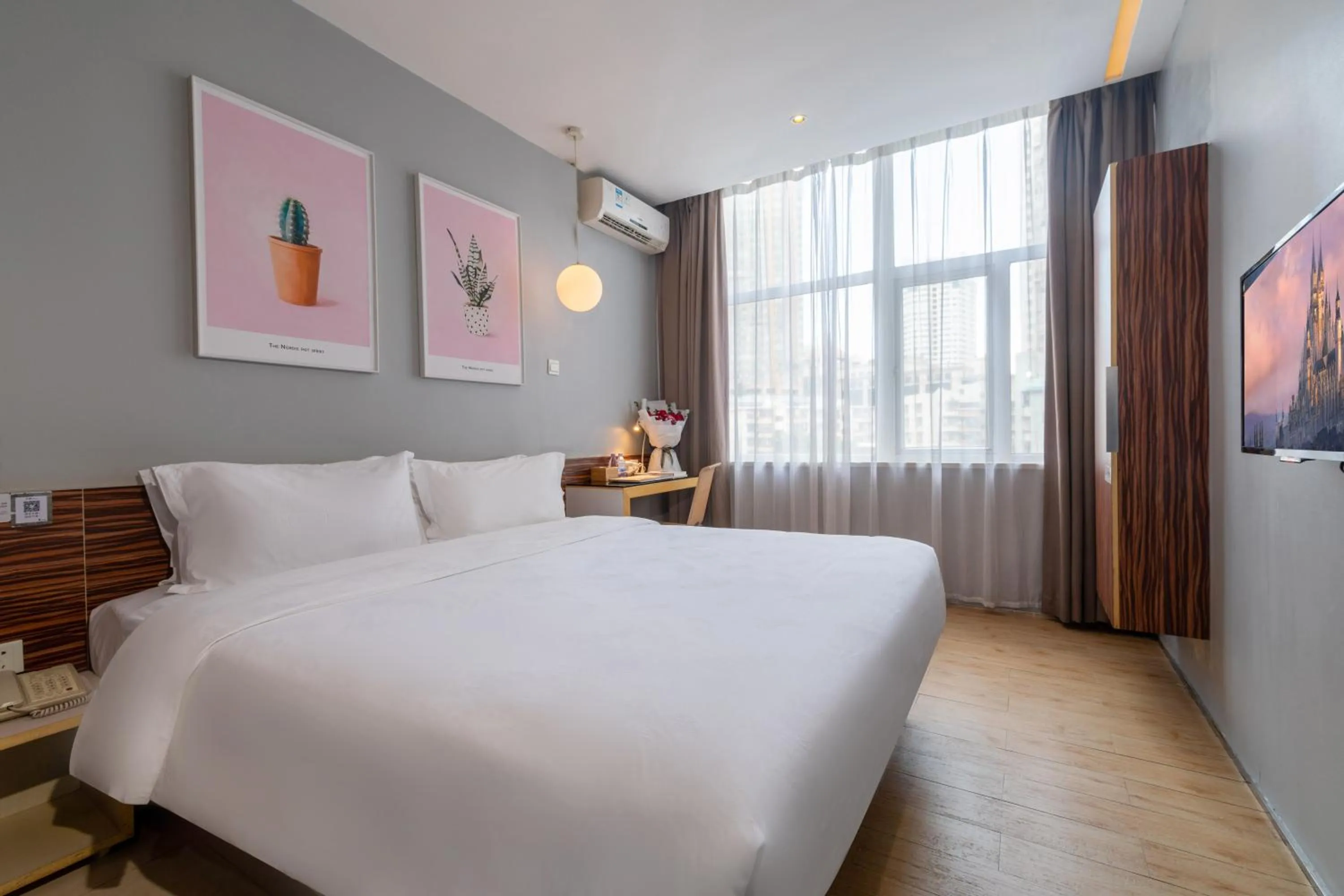 Photo of the whole room, Bed in Shenzhen Dongmen Colour Hotel