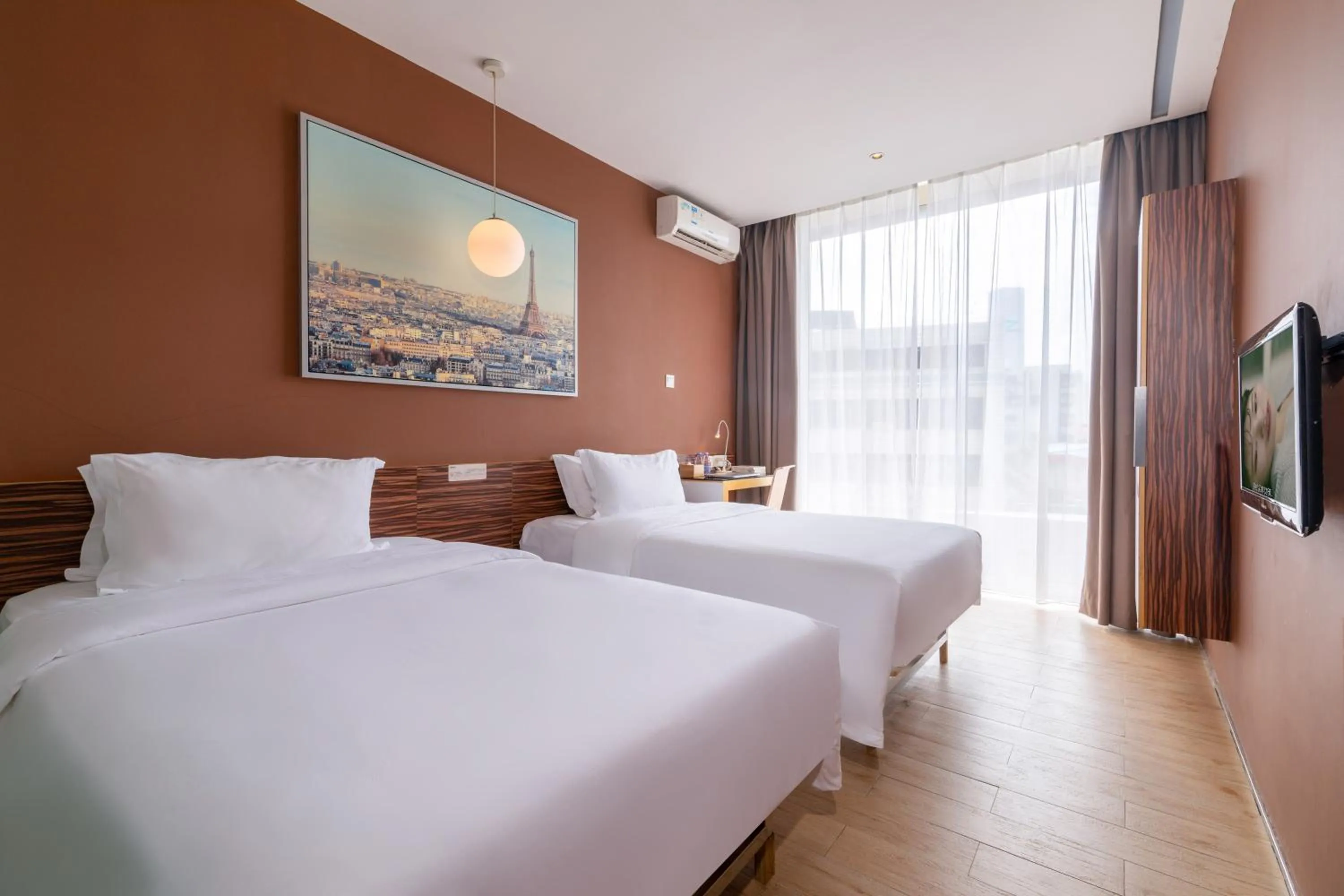 Photo of the whole room, Bed in Shenzhen Dongmen Colour Hotel