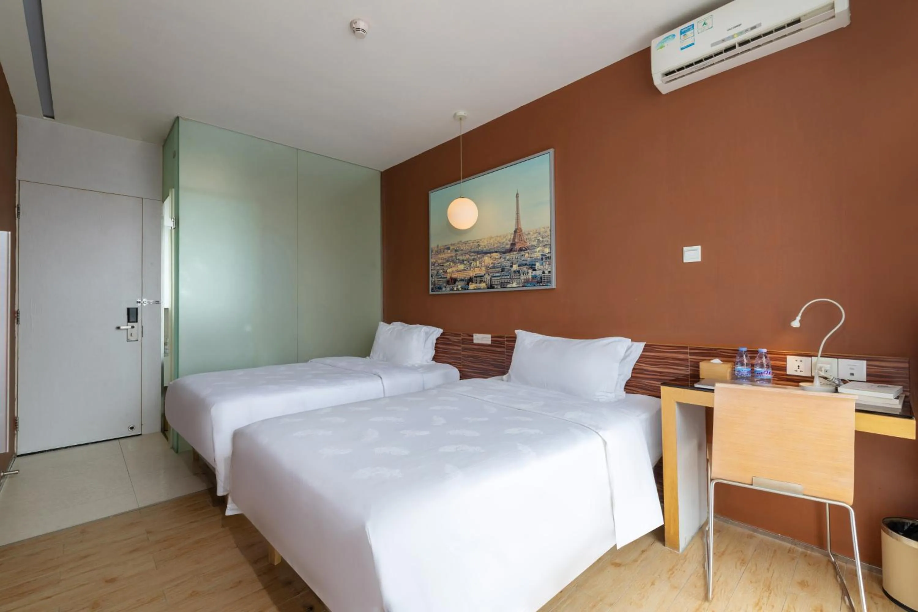 Photo of the whole room, Bed in Shenzhen Dongmen Colour Hotel