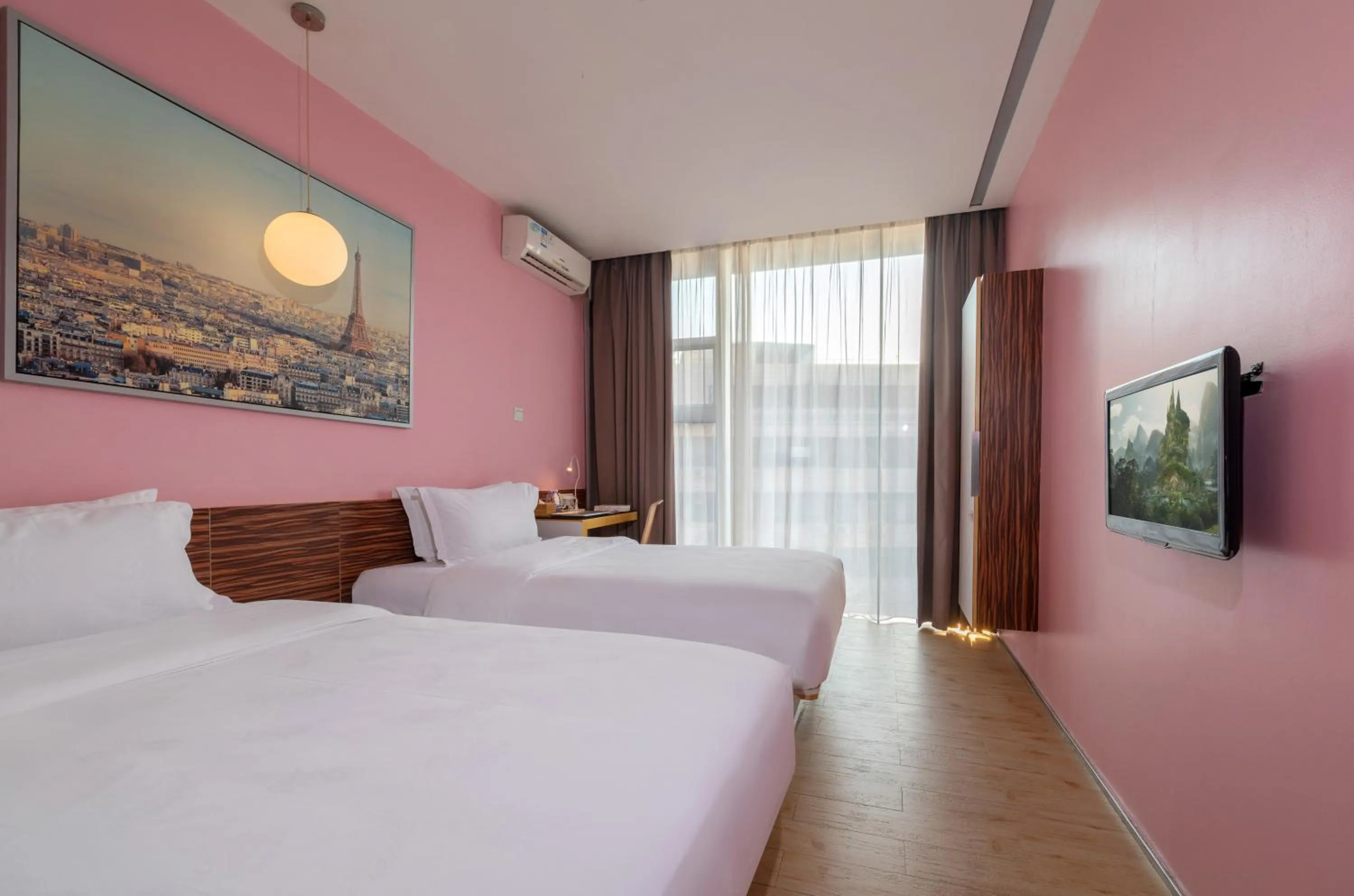 Photo of the whole room, Bed in Shenzhen Dongmen Colour Hotel