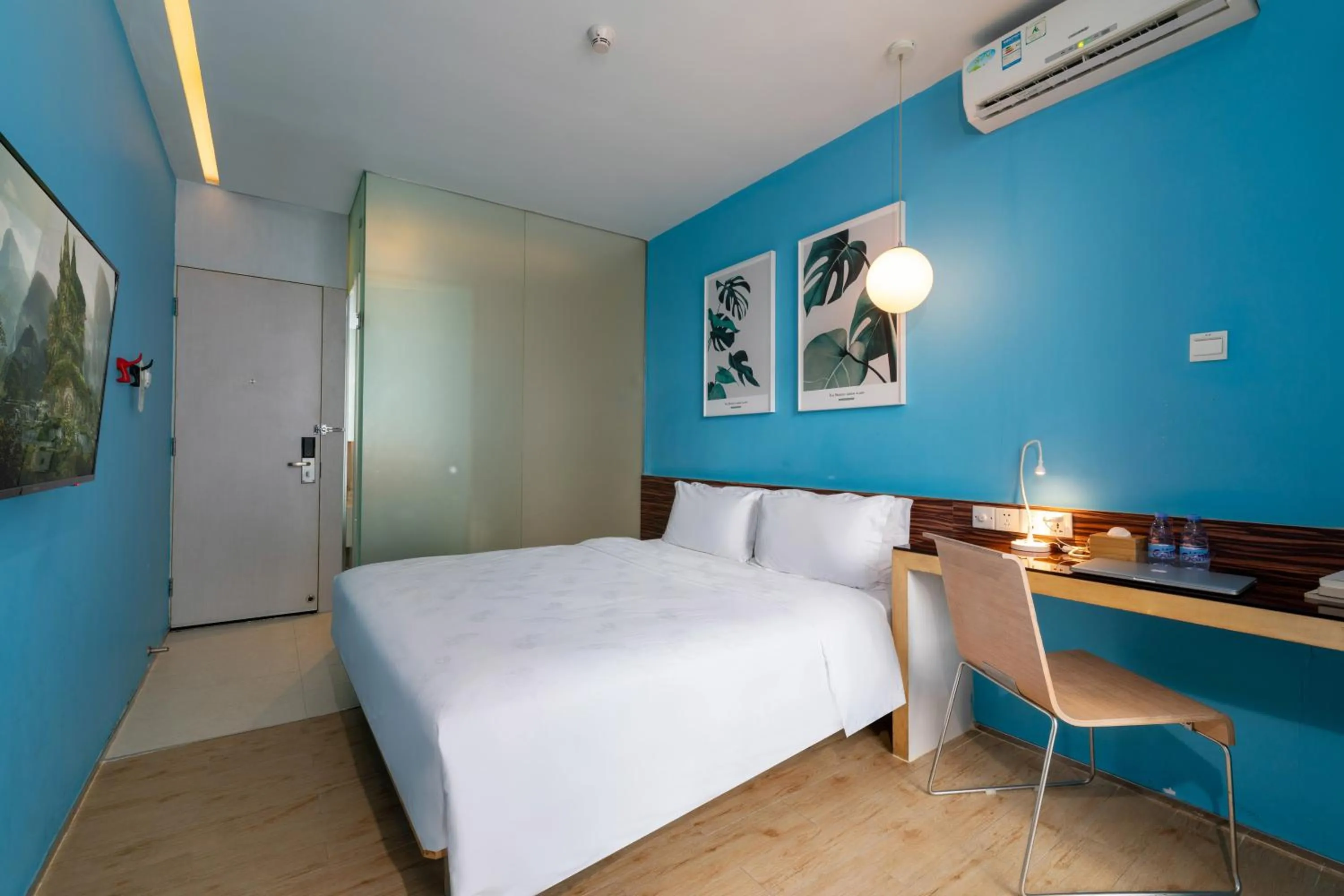 Photo of the whole room, Bed in Shenzhen Dongmen Colour Hotel