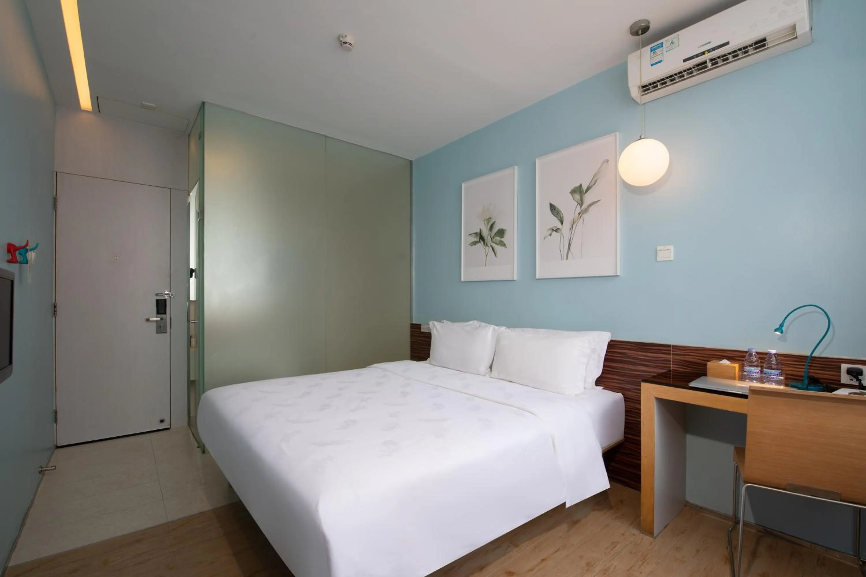 Photo of the whole room, Bed in Shenzhen Dongmen Colour Hotel