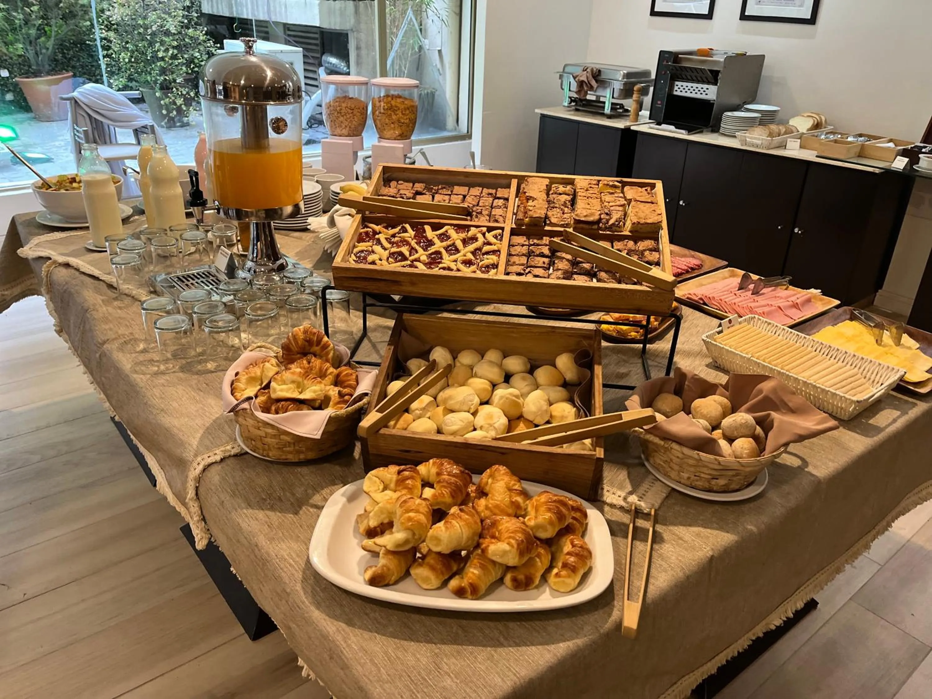 Buffet breakfast in Kenton Palace Bariloche