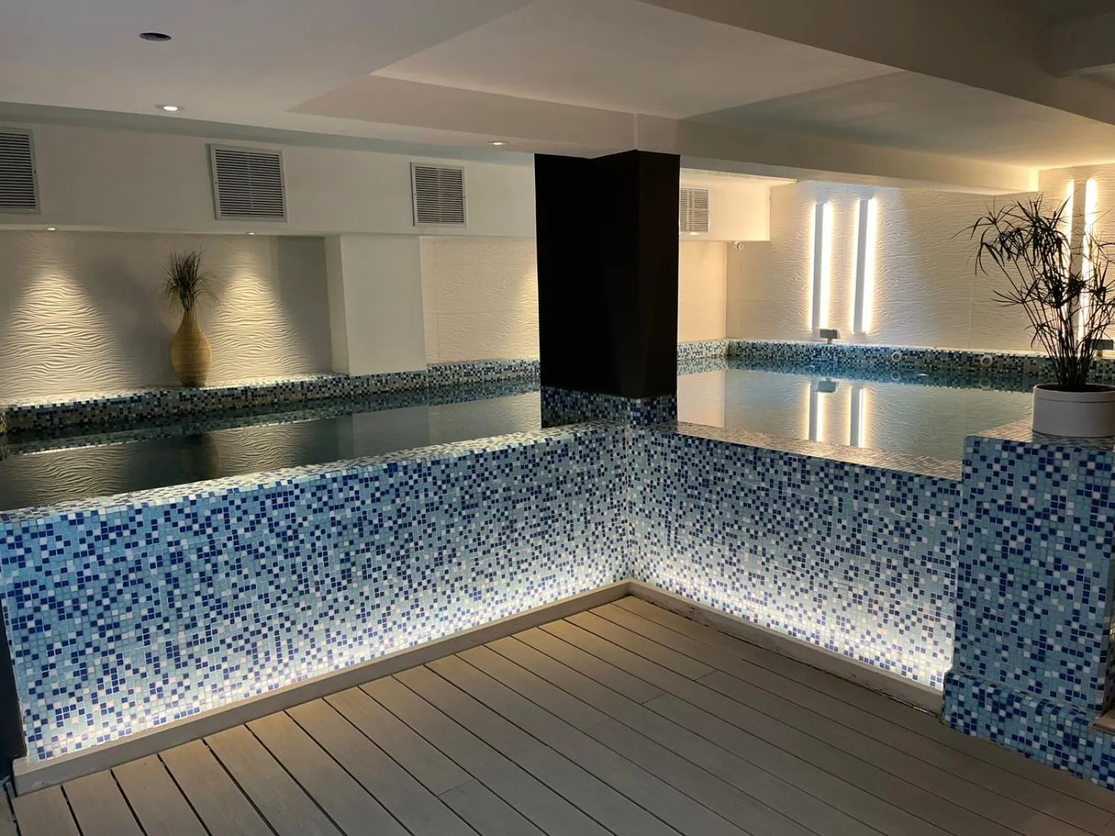 Swimming pool in Kenton Palace Bariloche