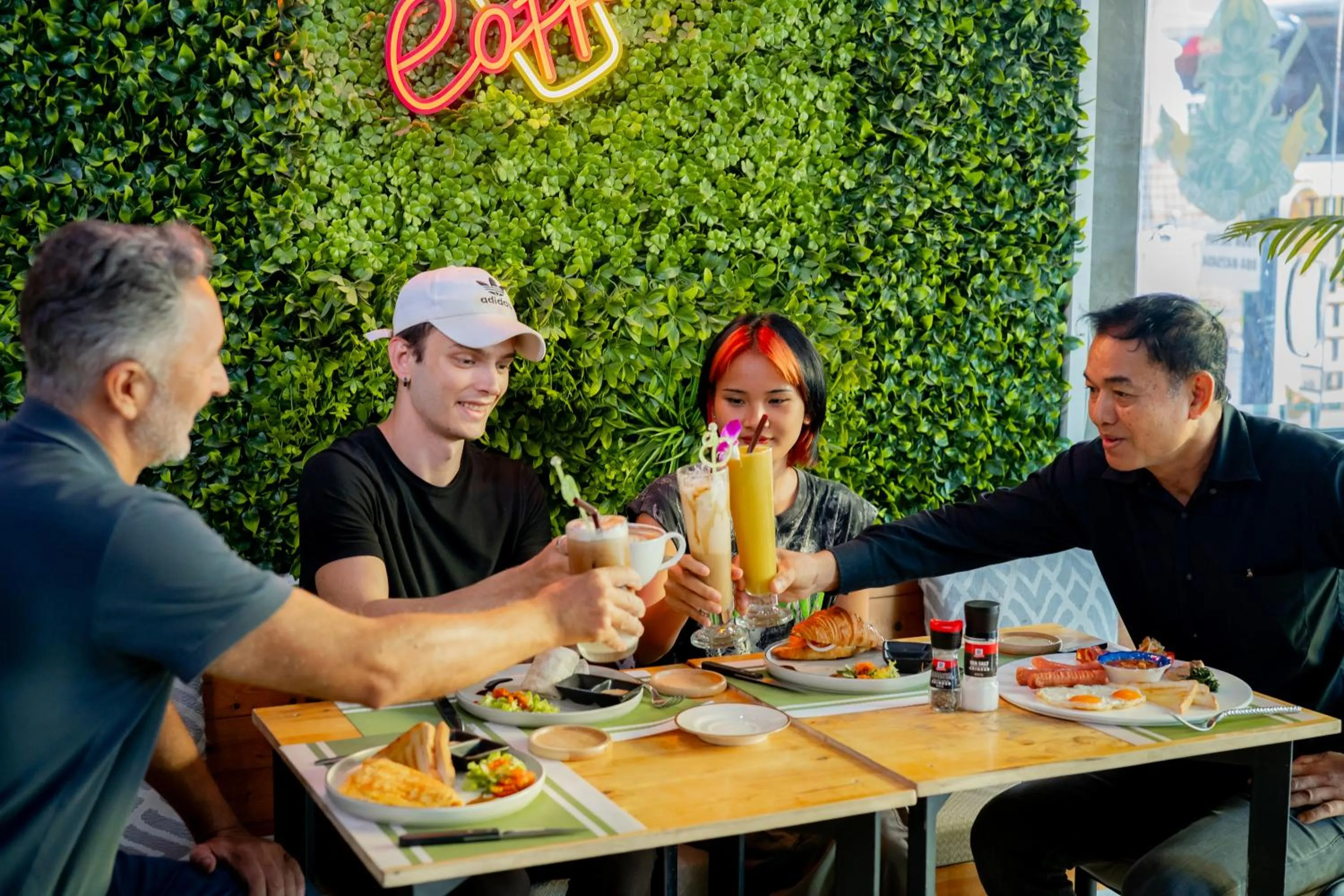 Restaurant/places to eat in UNOTEL Karon Beach