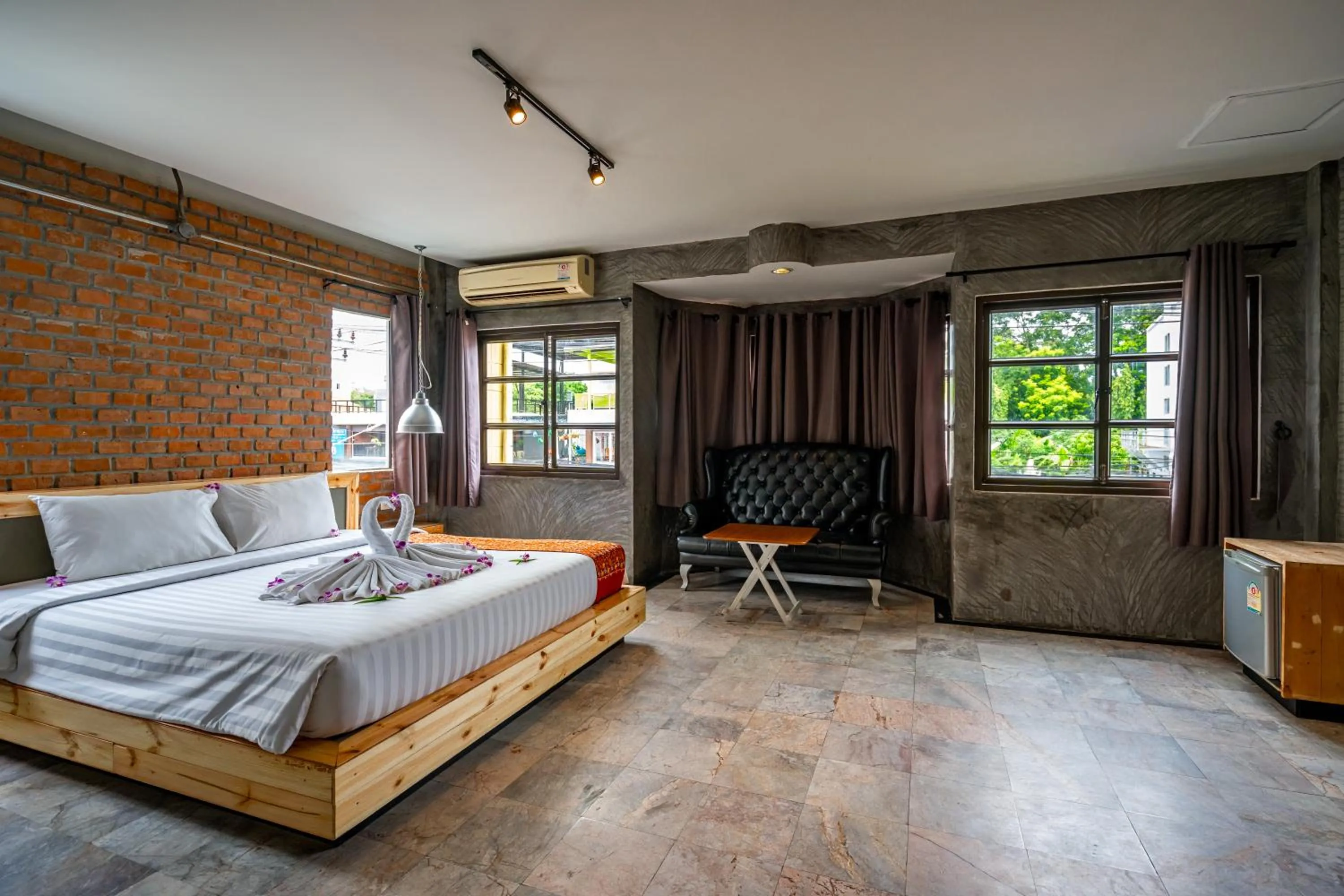 Restaurant/places to eat, Bed in UNOTEL Karon Beach