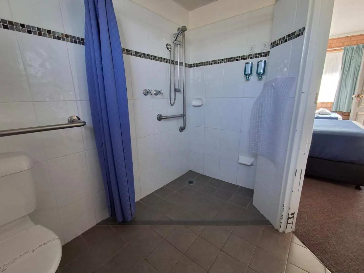 Bed in Blue Diamond Motor Inn