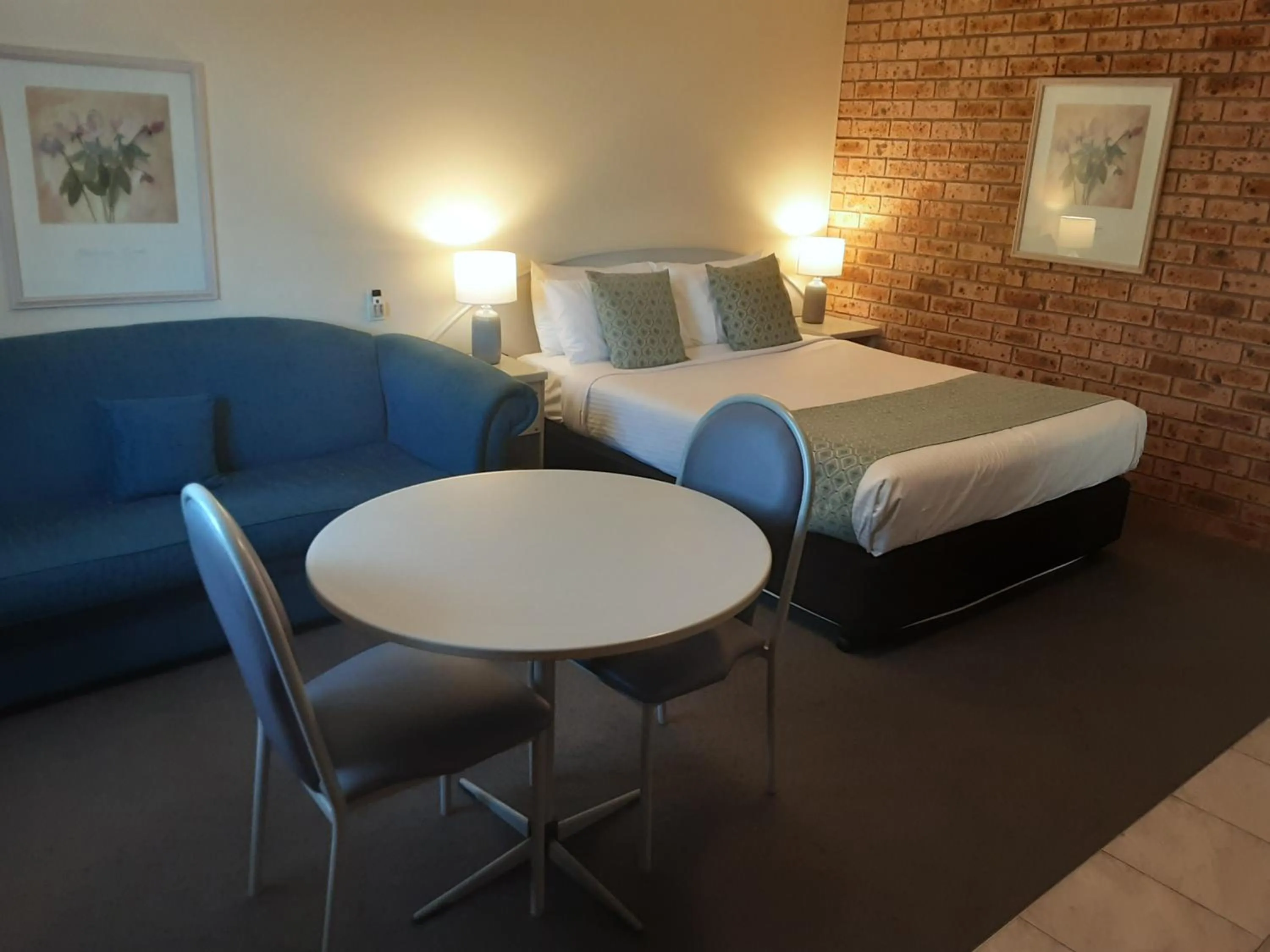 Bed in Blue Diamond Motor Inn