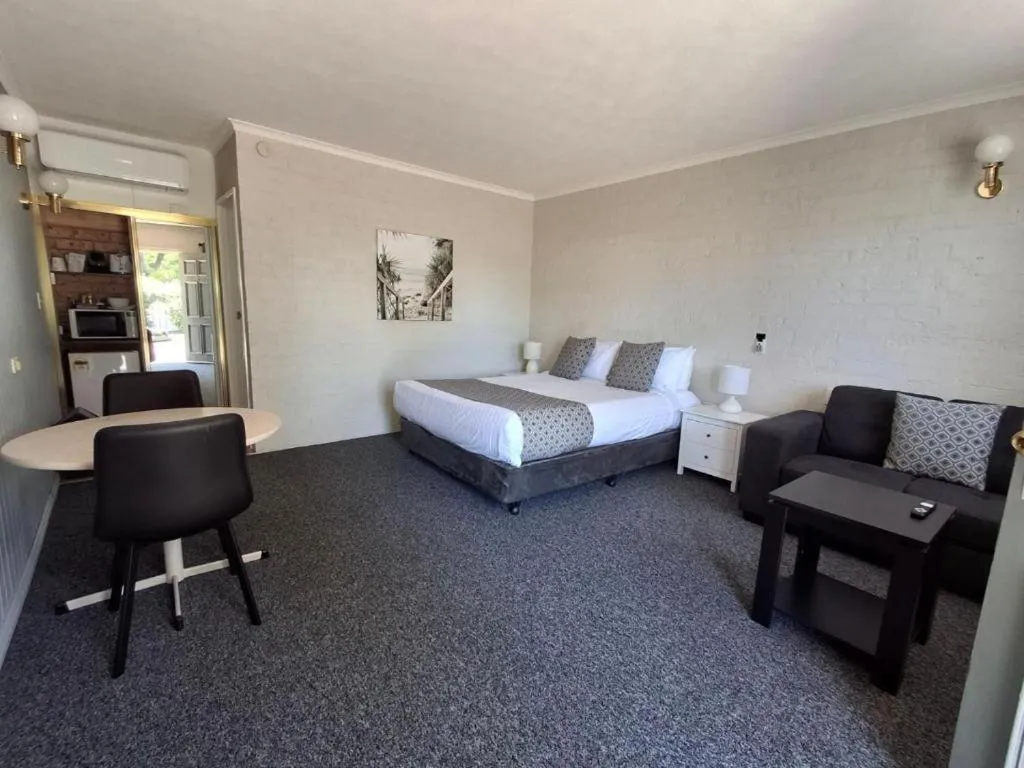 Bed in Blue Diamond Motor Inn