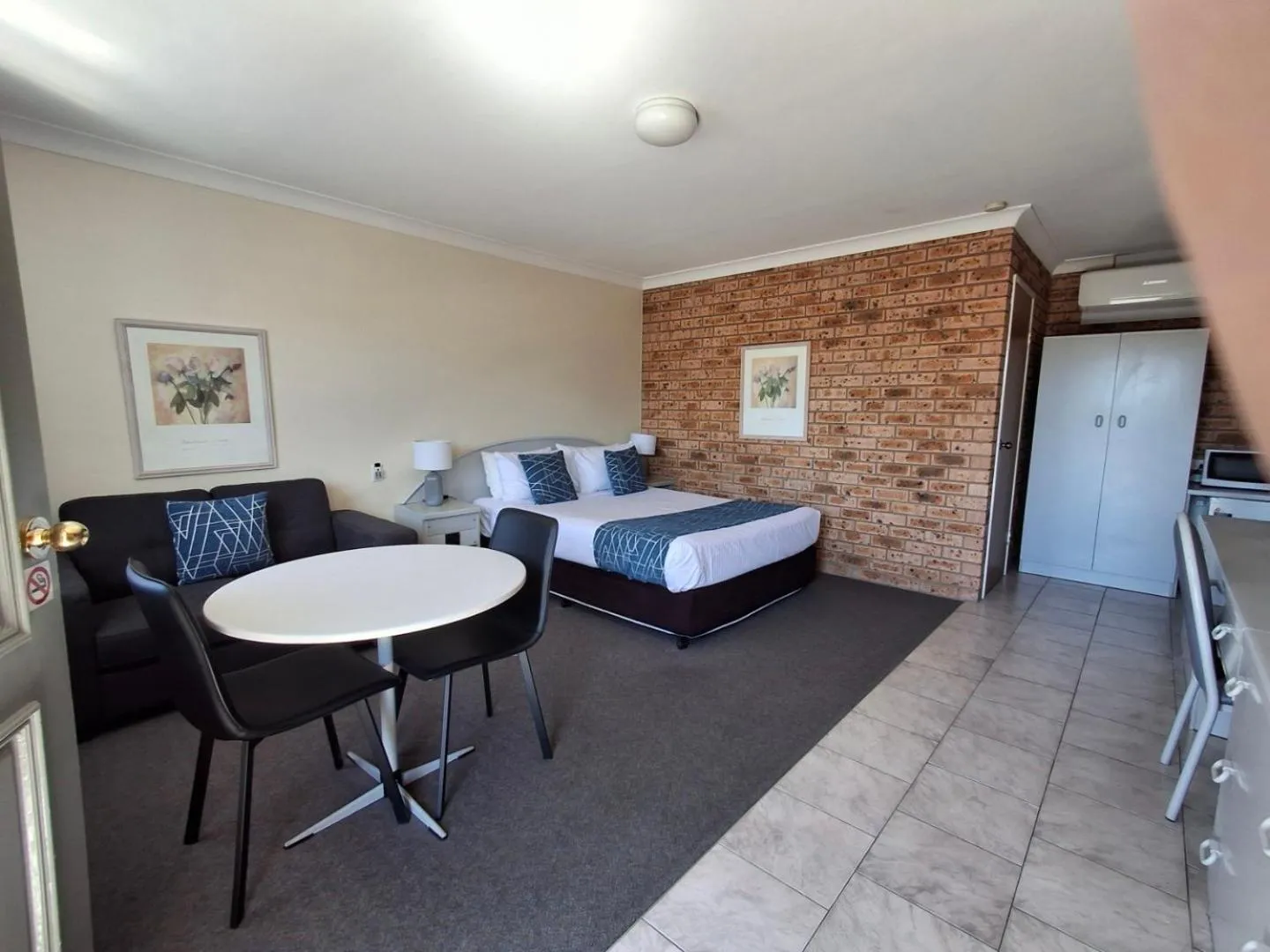 Bed in Blue Diamond Motor Inn