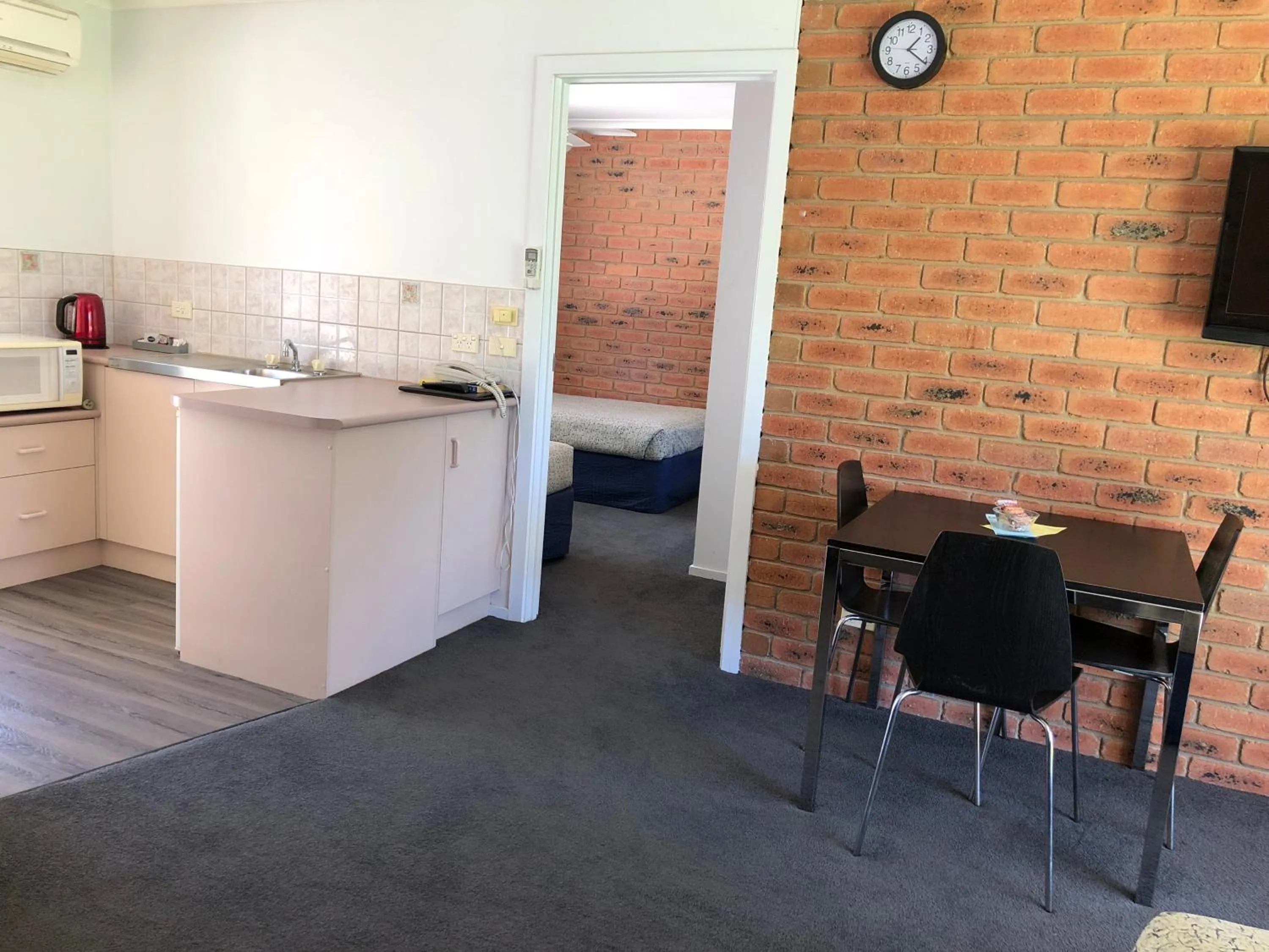 TV and multimedia, Kitchen/Kitchenette in Bullanginya Lodge