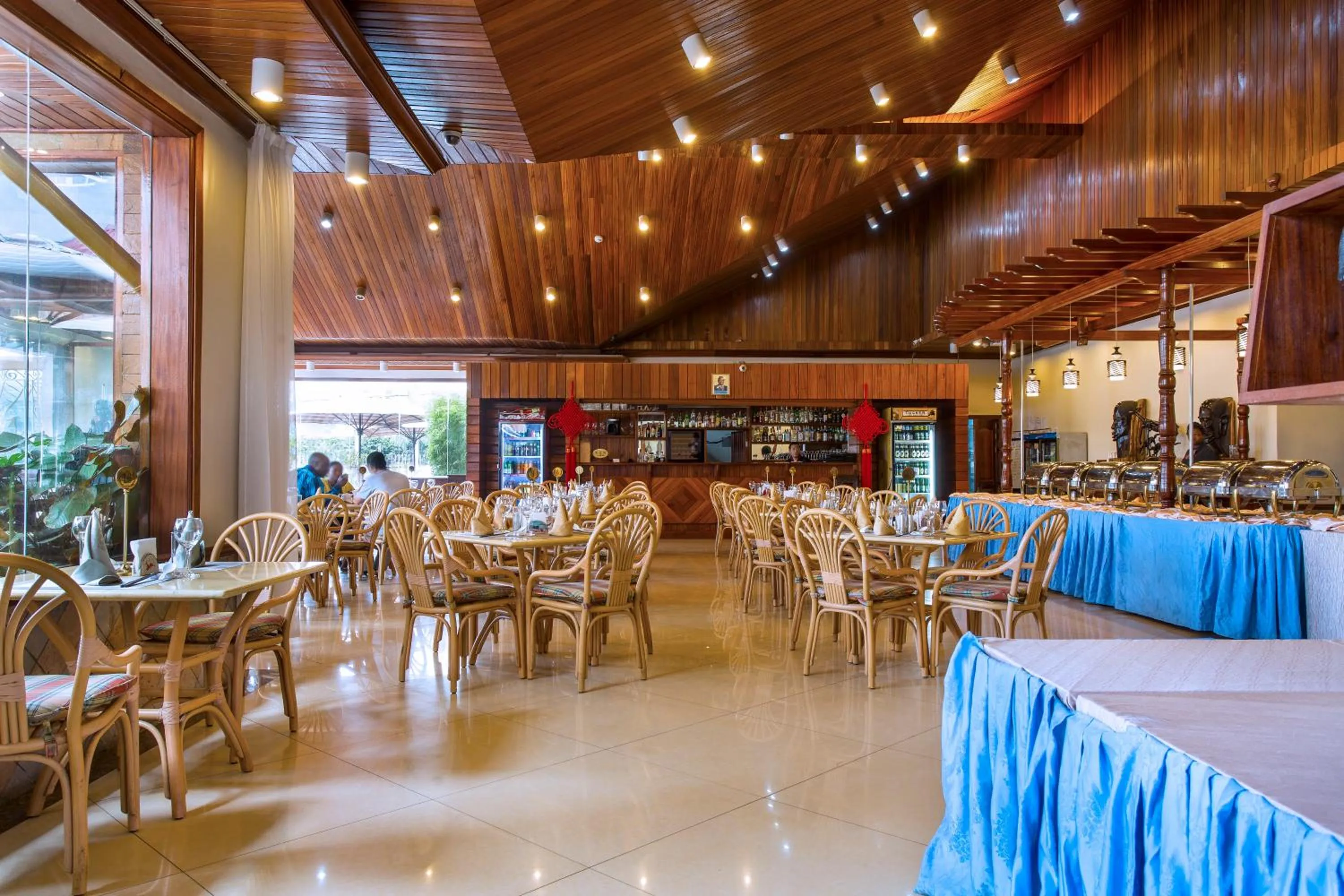 Restaurant/places to eat in Eastland Hotel