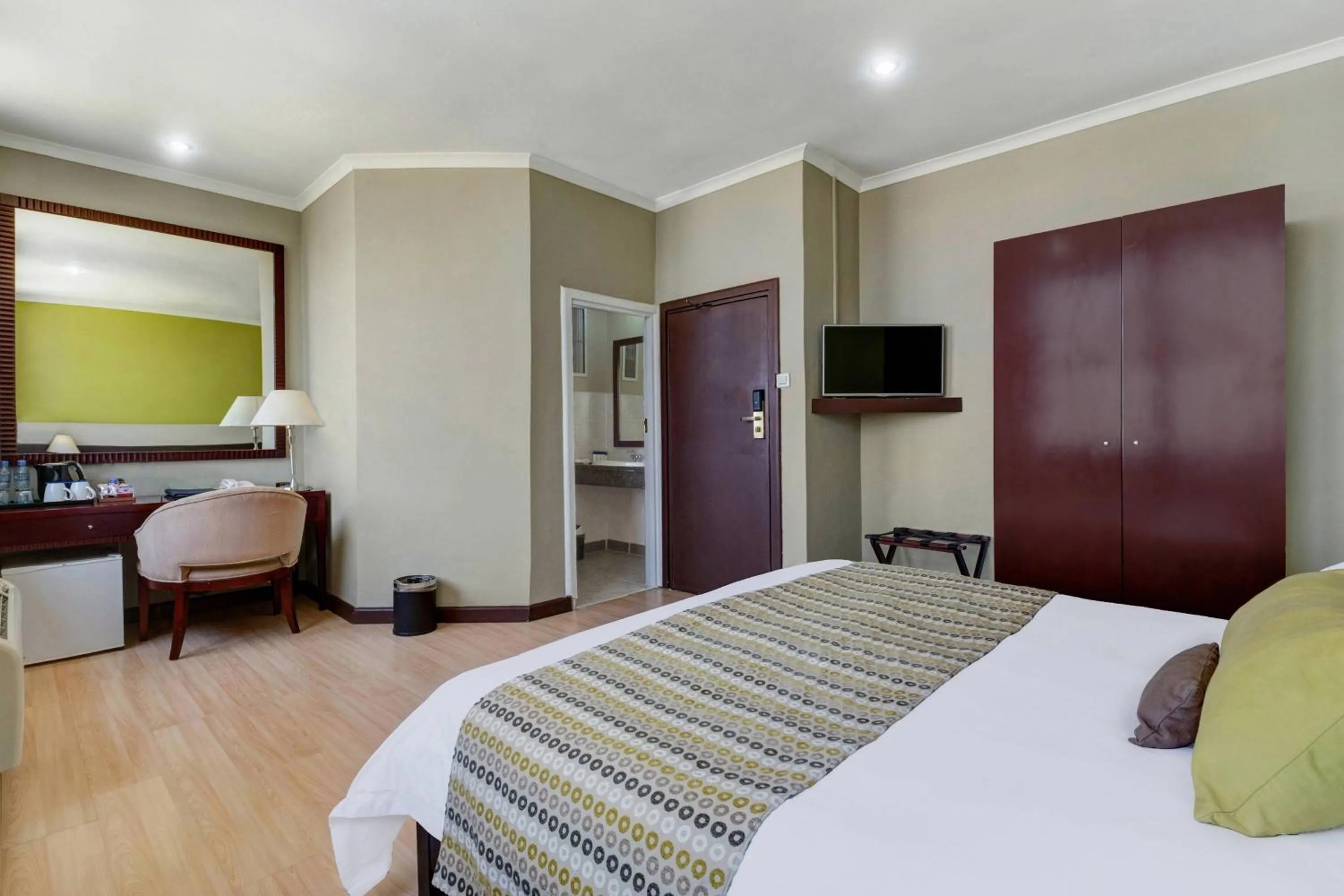 Photo of the whole room, Bed in Protea Hotel by Marriott Lusaka Cairo Road