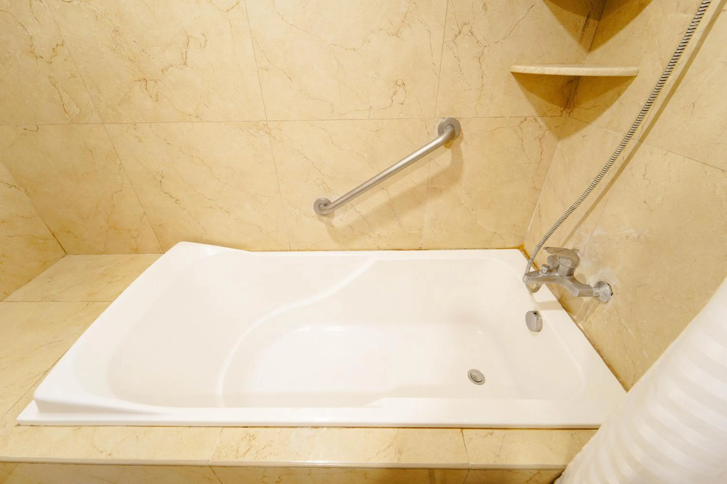 Bath in Sol Y Viento Mountain Hot Springs Resort