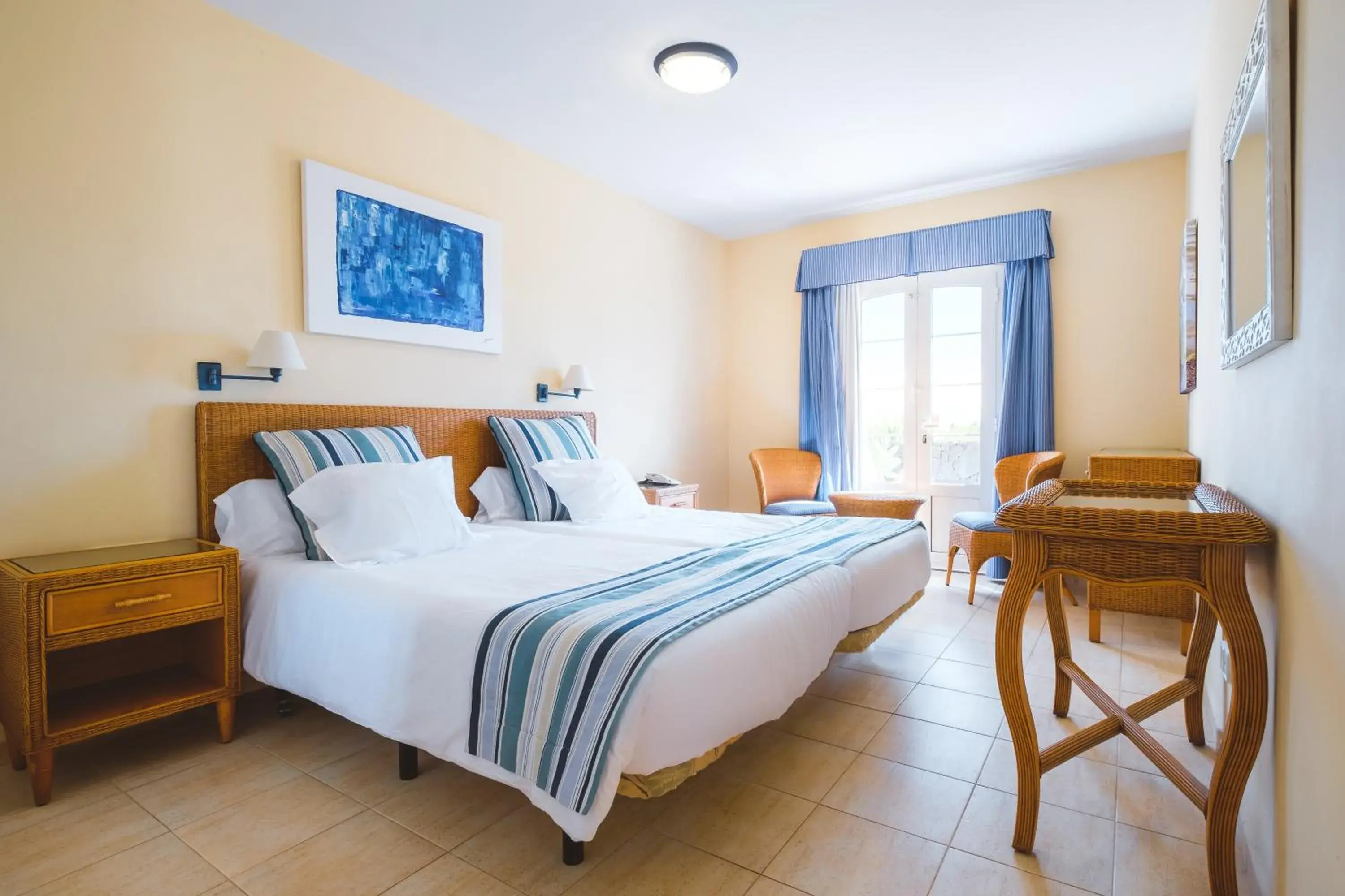 Two-Bedroom Apartment with Hot Tub (1 Adult + 1 Child) in Apartamentos LIVVO Coloradamar Two-Bedroom Apartment with Hot Tub (1 Adult + 1 Child) in Apartamentos LIVVO Coloradamar