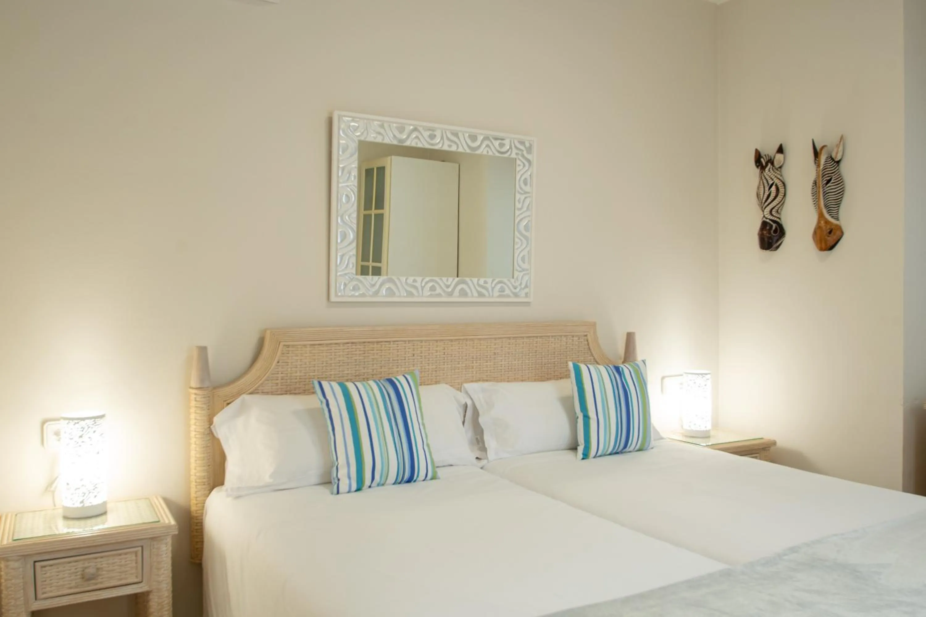 Bedroom, Bed in Apartamentos LIVVO Coloradamar