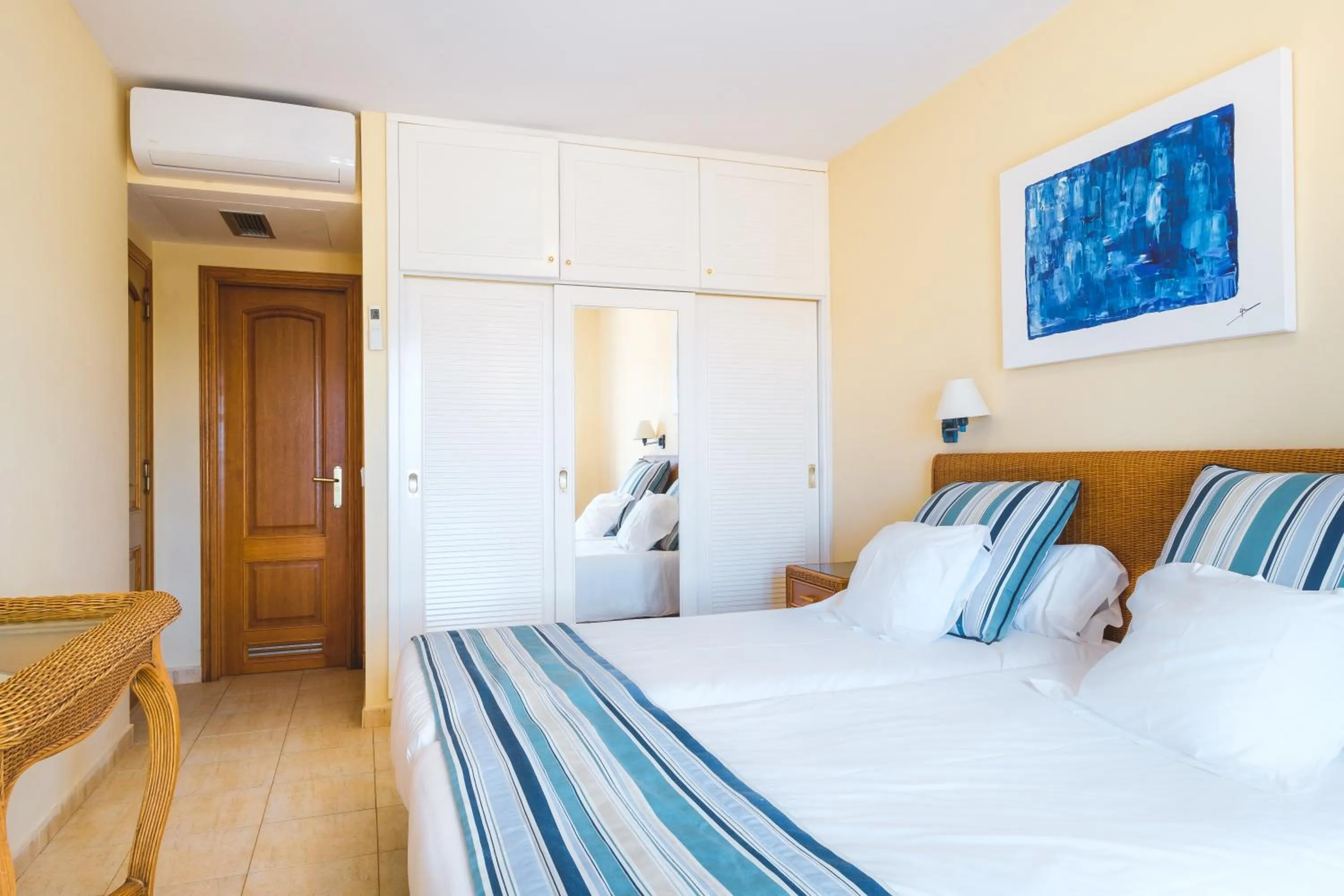 Bedroom, Bed in Apartamentos LIVVO Coloradamar