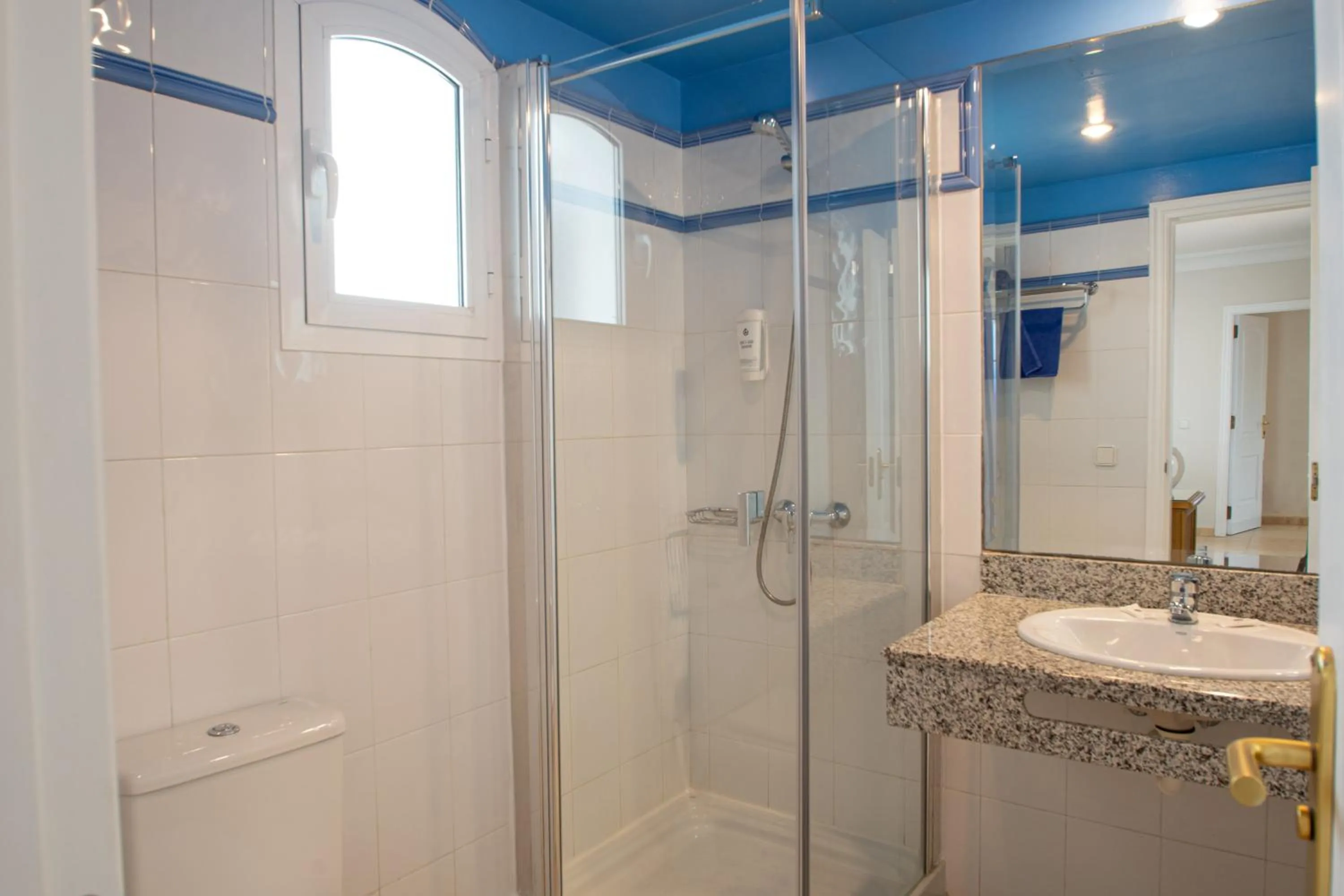 Shower in Apartamentos LIVVO Coloradamar