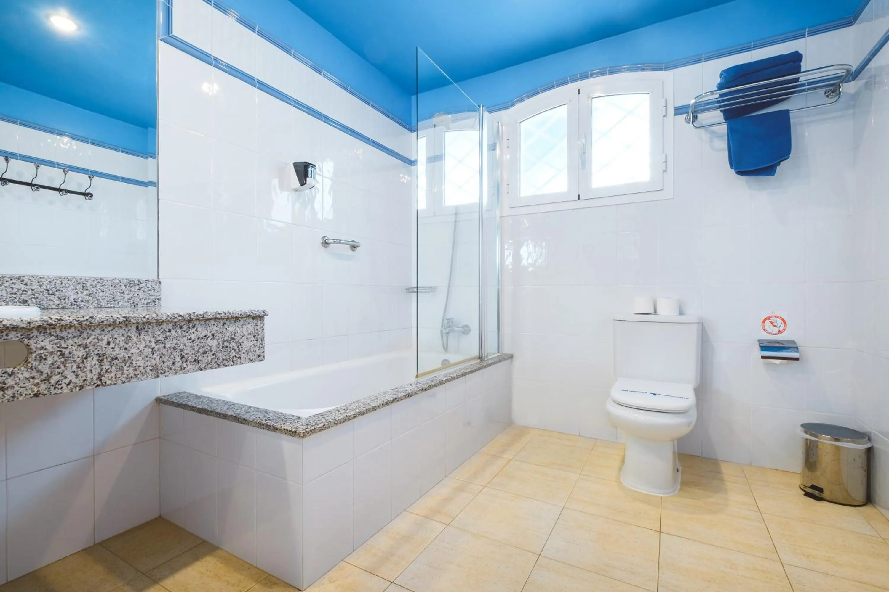 Bathroom in Apartamentos LIVVO Coloradamar