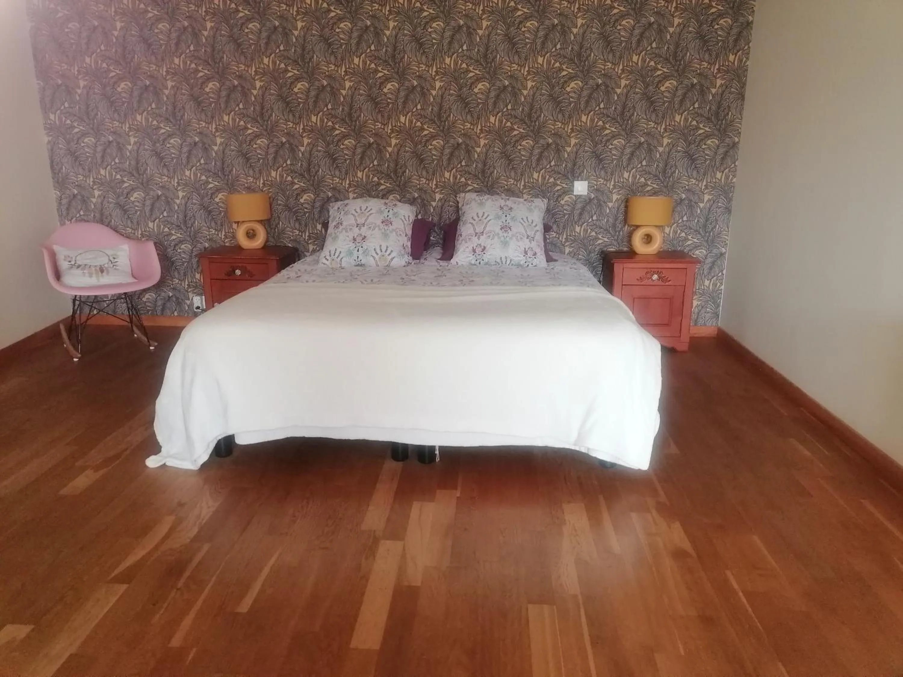 Bedroom, Bed in La Parisiere