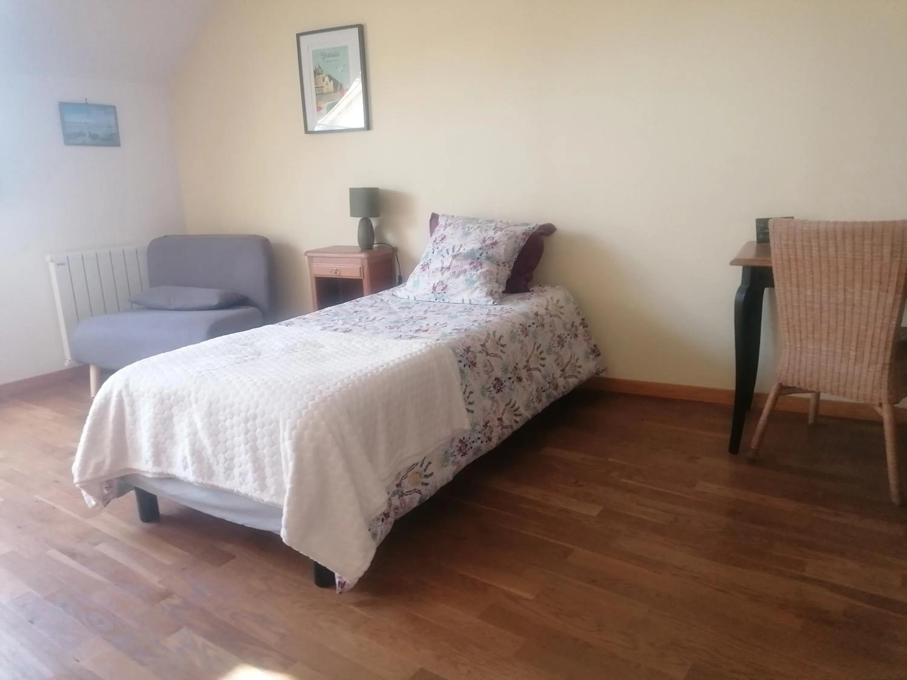 Bedroom, Bed in La Parisiere