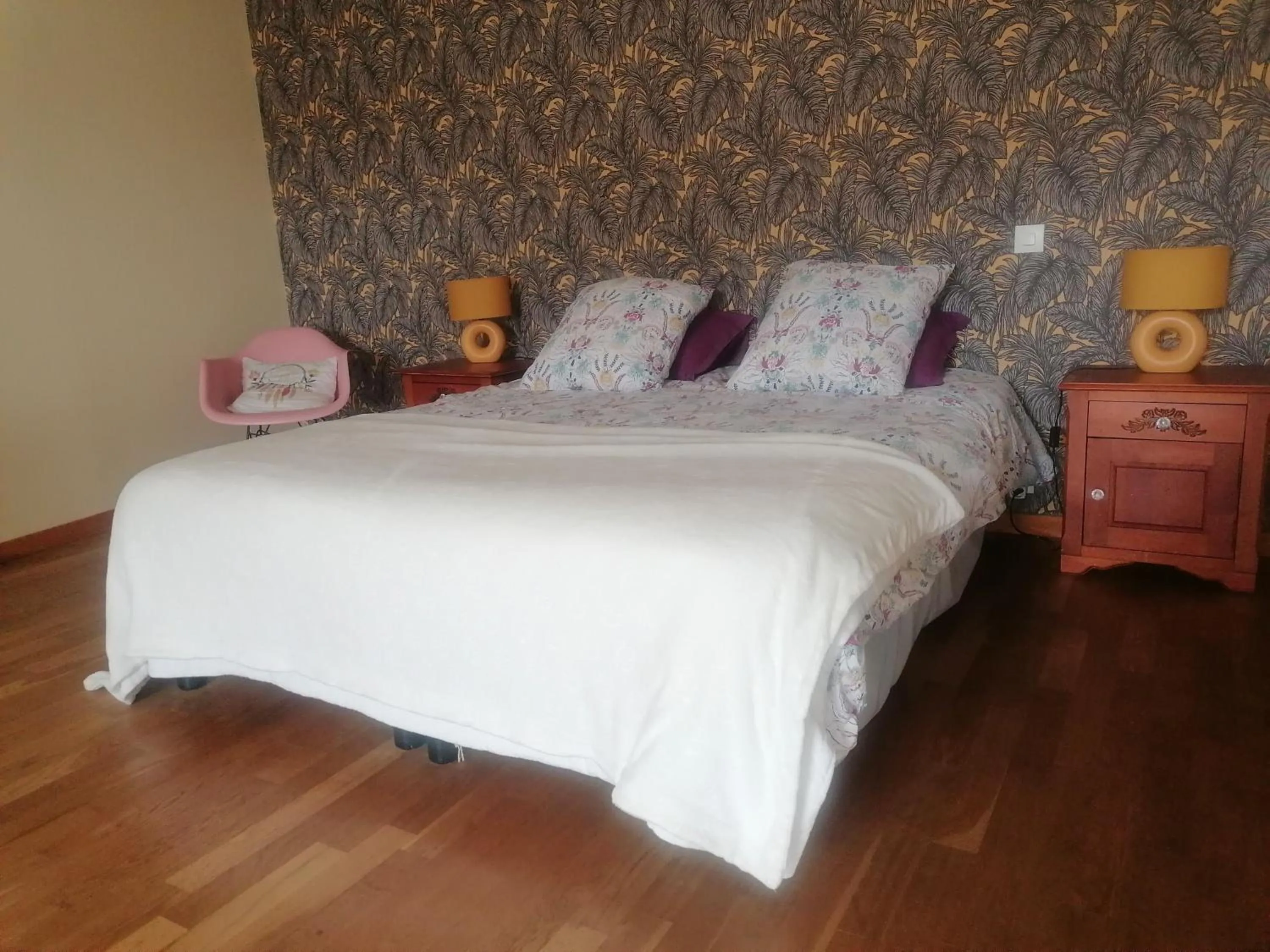 Bedroom, Bed in La Parisiere