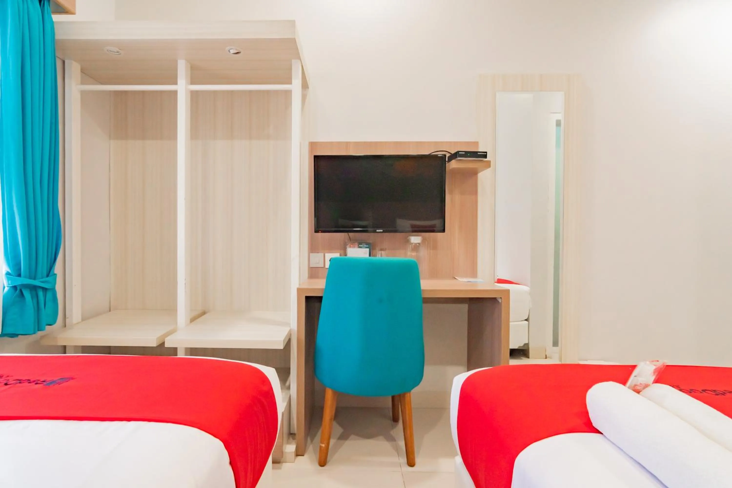 Bedroom, Bed in RedDoorz Plus @ Point Phila Cihampelas