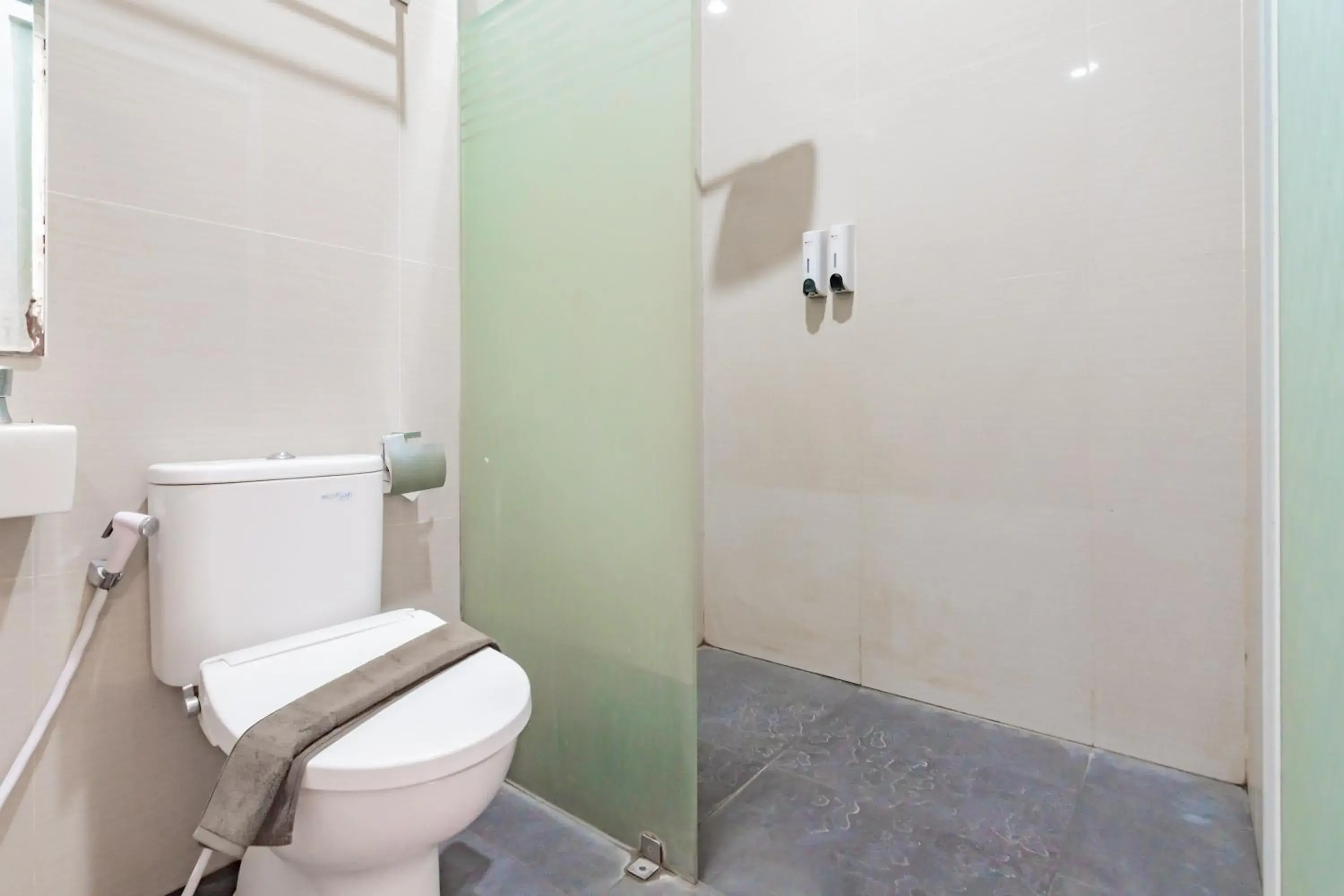 Twin Room in RedDoorz Plus @ Point Phila Cihampelas Twin Room in RedDoorz Plus @ Point Phila Cihampelas