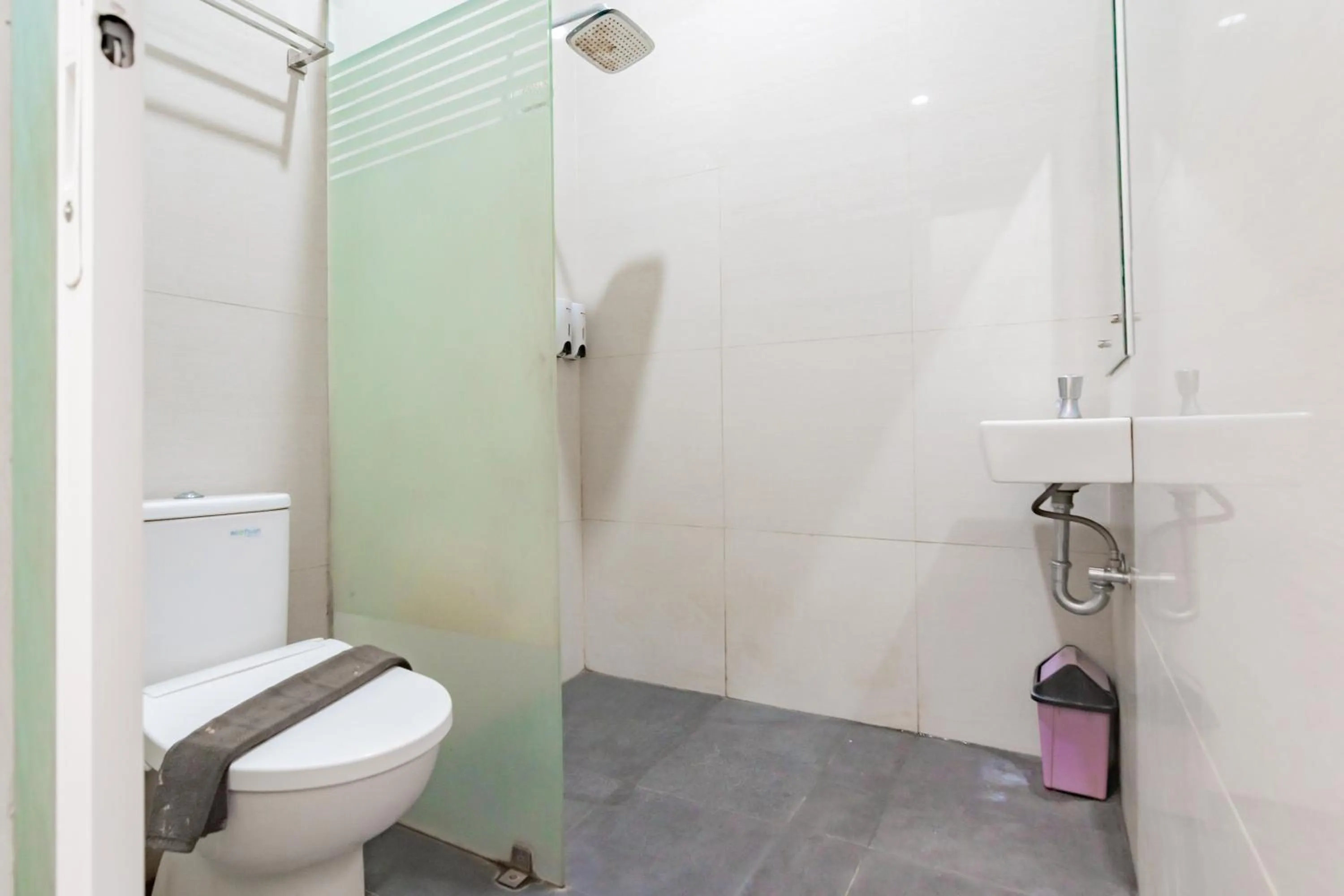 Bathroom in RedDoorz Plus @ Point Phila Cihampelas